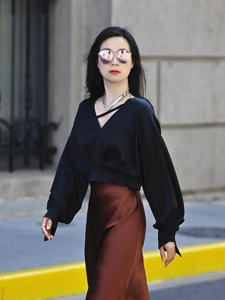 

Весна-Лето 2026: Женский топ с V-образным вырезом из двустороннего ацетатного атласа, свободный крой, рукава-фонарики, оригинальный дизайн, высокое качество