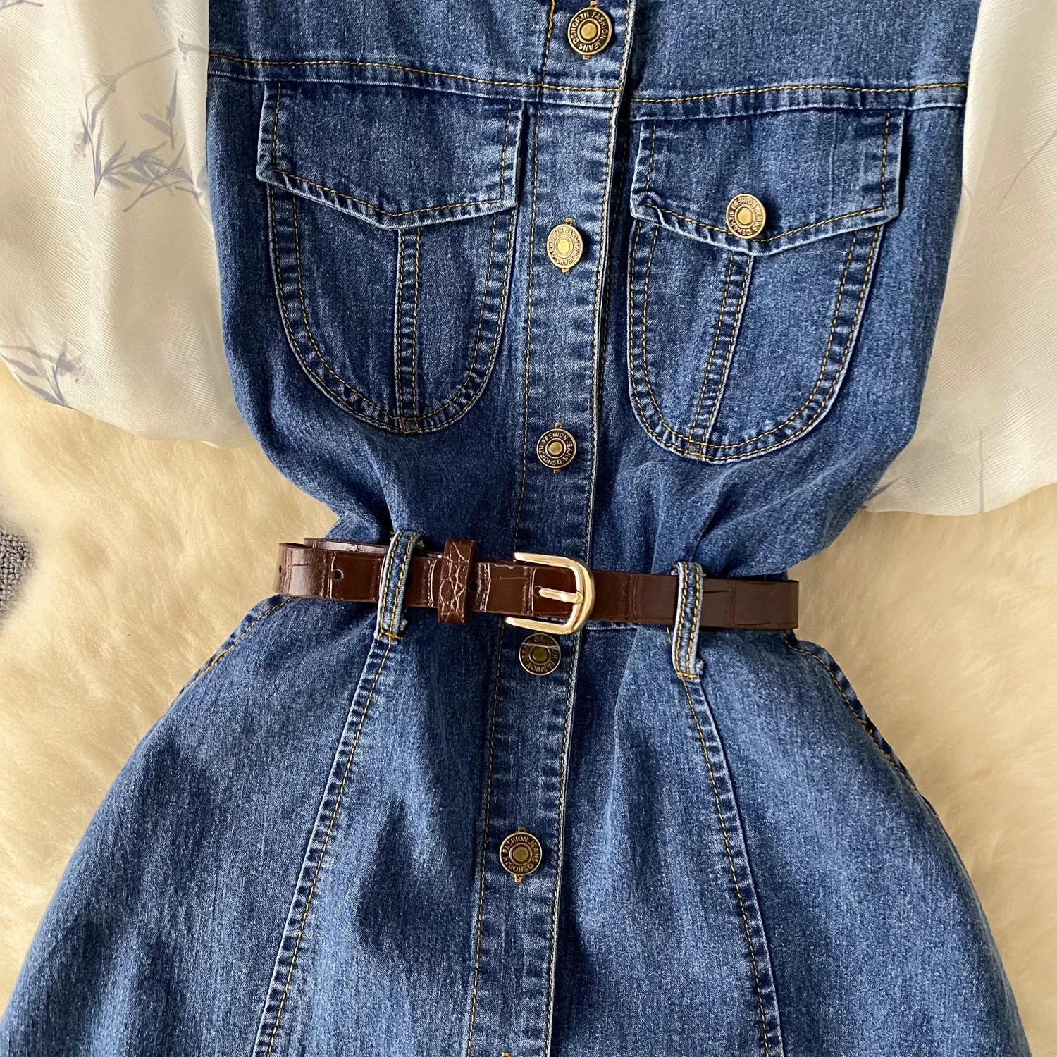 半袖シングルブレストデニムドレス。女性の夏の新しいスタイルのデザインセンススクエアカラーバブルスリーブスプライシングロングドレス