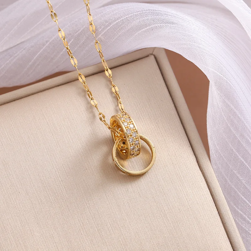 

The double-ring interlocking necklace exudes a high-end, light luxury, and minimalist style on Instagram