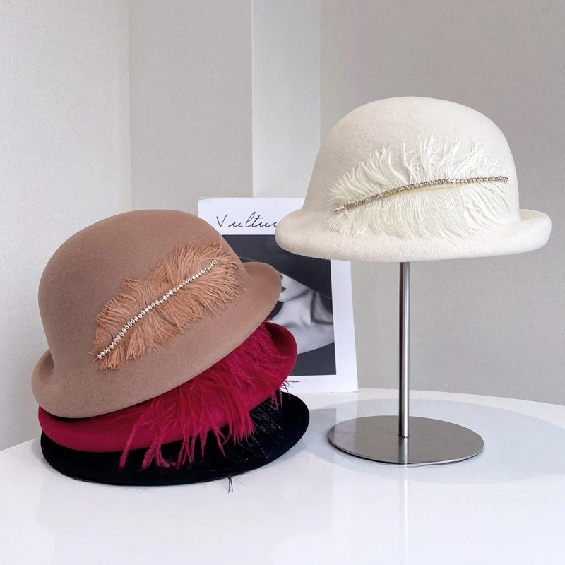 الراقية الفرنسية ريشة حجر الراين مع الصوف الزخرفية قبعة المرأة الشتاء عالية الشعور تنوعا الرسام قبعة دافئة المد أفضل قبعة
