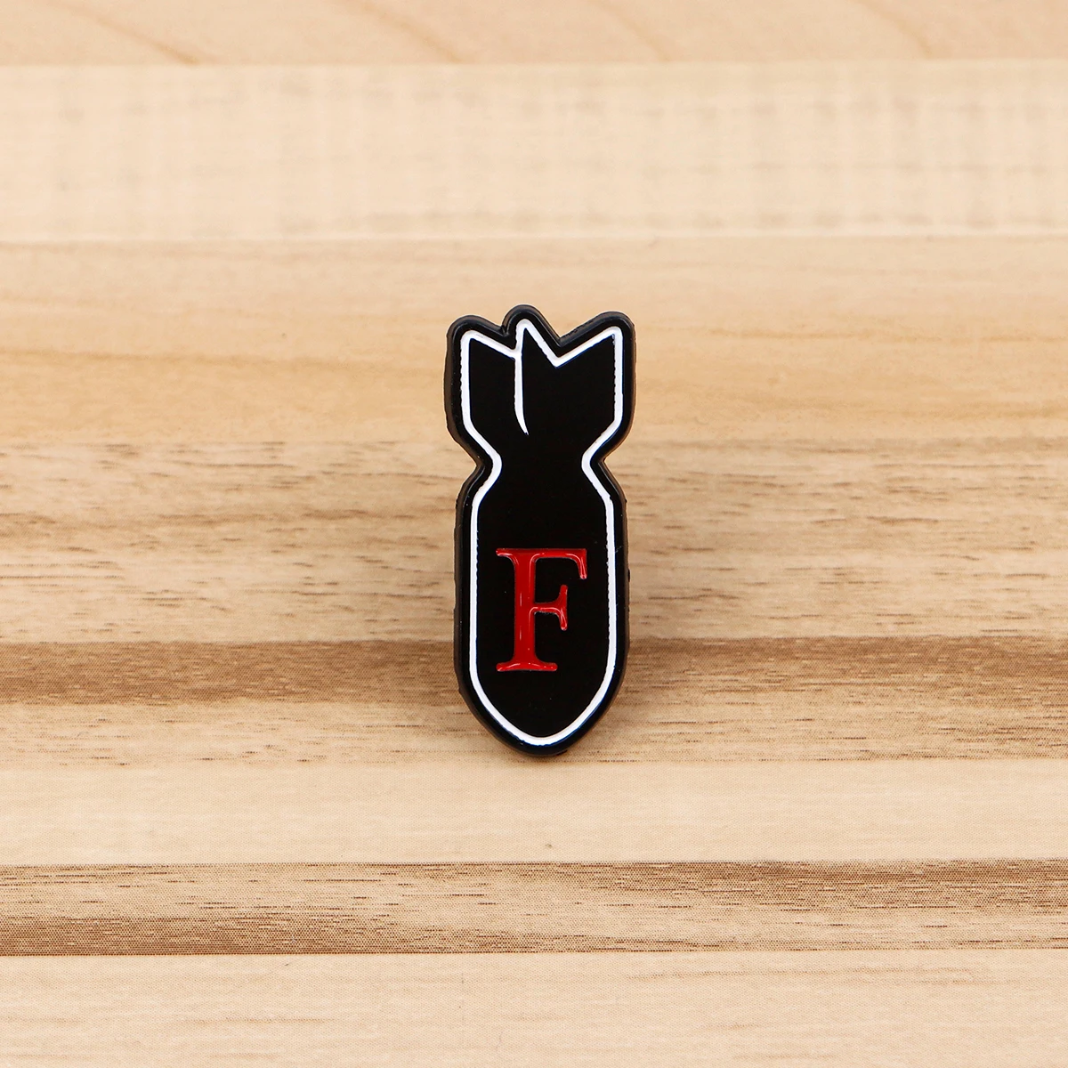 Emaille Pin F Cartoon Kernbombe Anstecknadeln für Rucksäcke Broschen Abzeichen Schwarze Brosche für Kleidung Schmuck Geschenke für Freunde