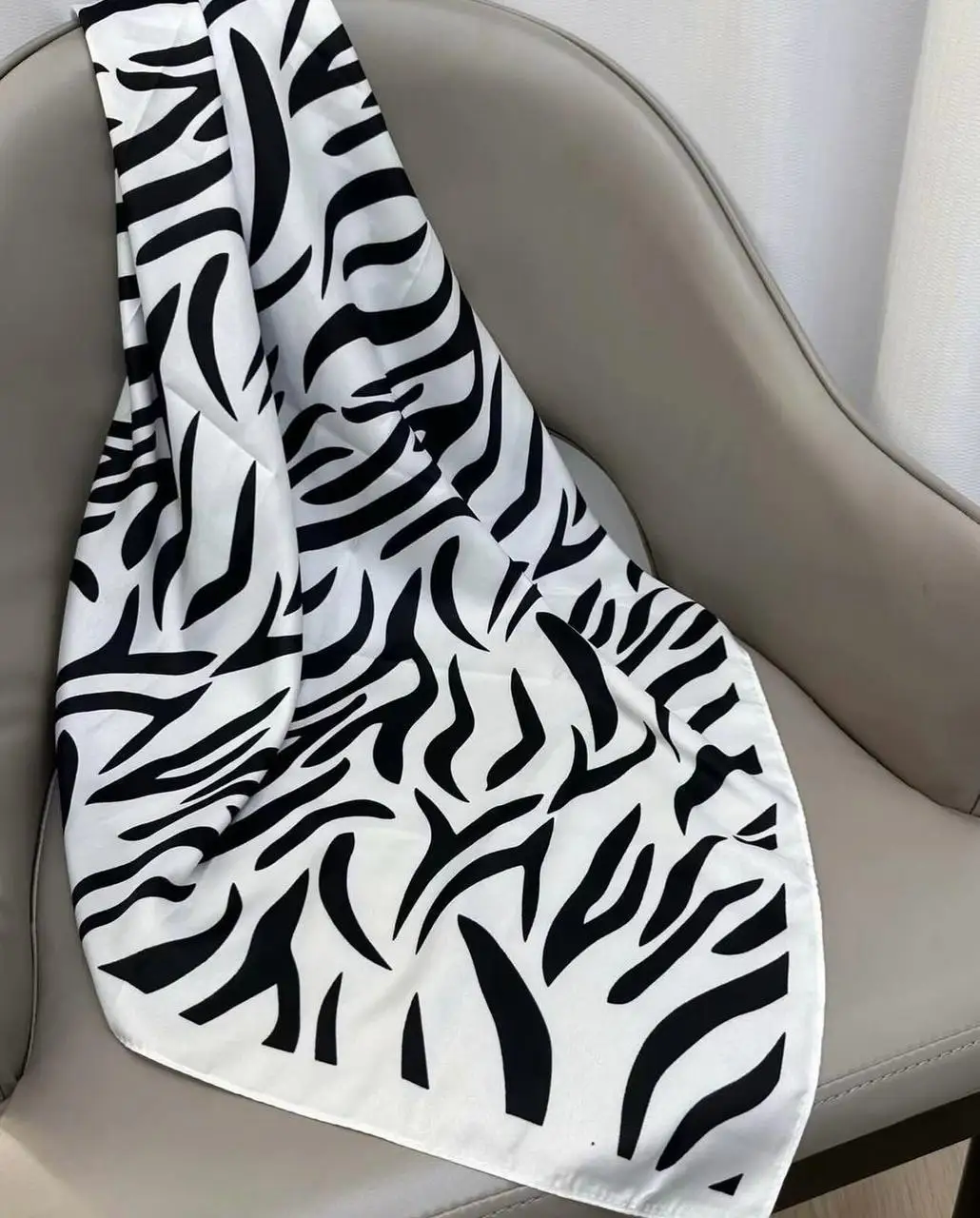 Syal Satin Lembut Wanita Mewah Syal Persegi Gambar Cetak Garis Hewan Mode Syal Twill Wanita Jilbab Jilbab 90*90CM