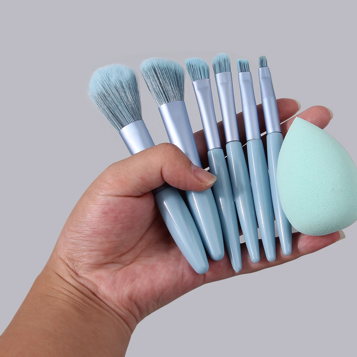 Mini set di pennelli per trucco facciale multifunzionale da 7 pezzi + strumento di bellezza portatile con uovo in spugna grande non appiccicoso per principianti