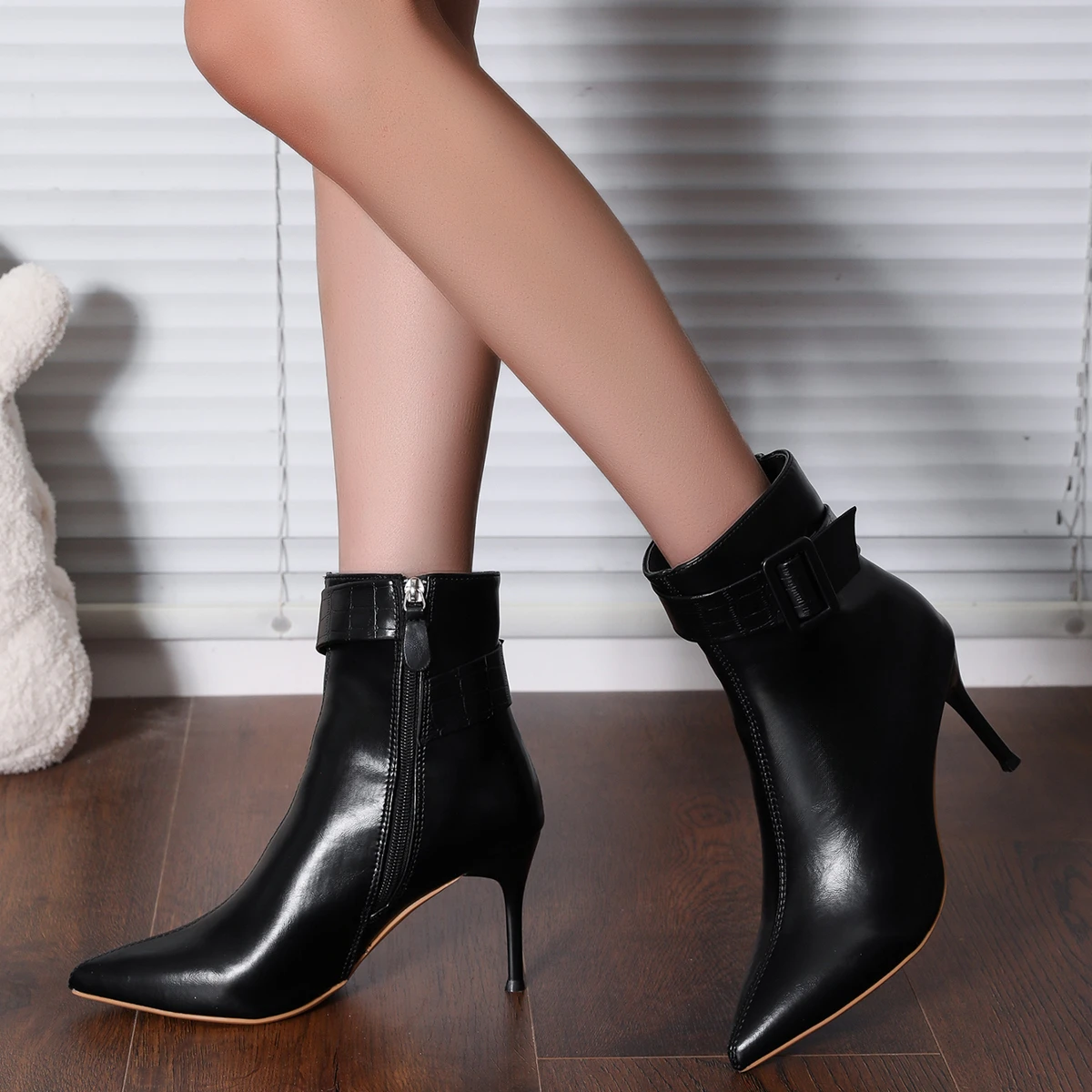 

Women's Solid Color Pointed Sexy High-heeled Ankle Boots 2025 Autumn and Winter Luxury Dress Buckle Decoration Chelsea Boots