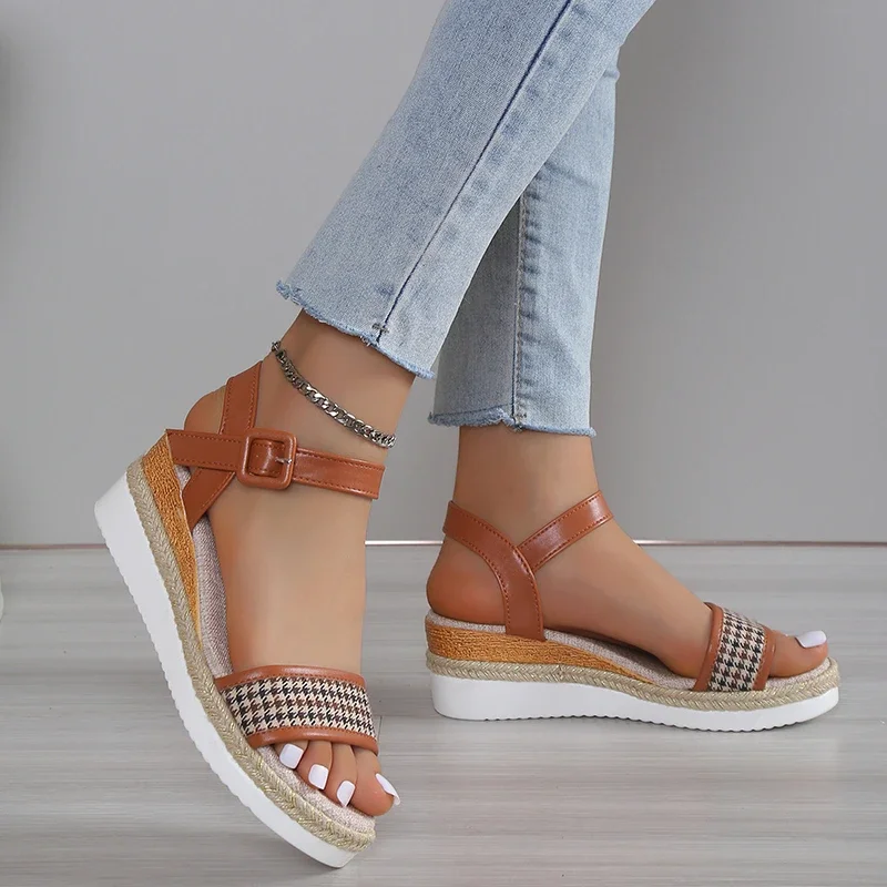 

Summer Fashion Sandals 2025 New High Quality Thick Sole Non-Slip Women's Shoes Hot Selling 35-43 Large Size Women's Sandals