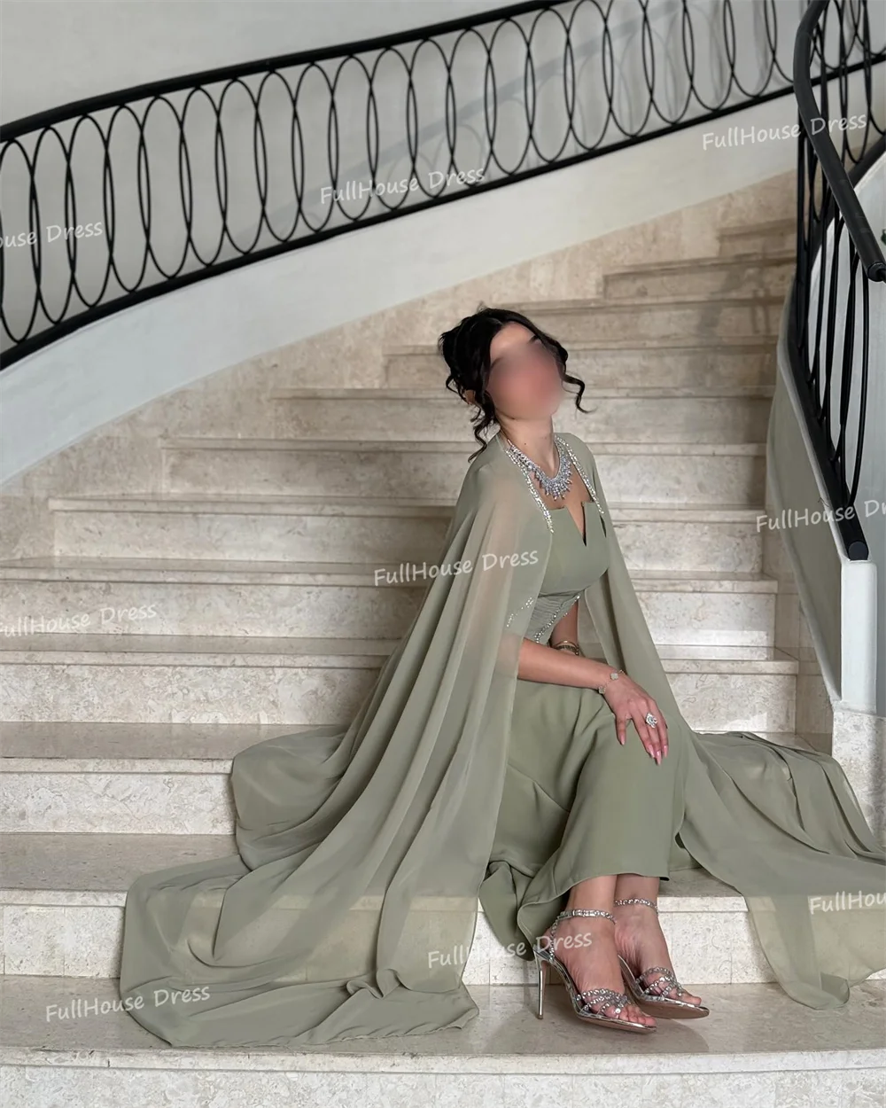 فستان سهرة مصنوع حسب الطلب بأشرطة سباغيتي عالية الجودة من الشيفون بدون ظهر بطول الأرض مطرز بالخرز فستان سعودي مع كيب