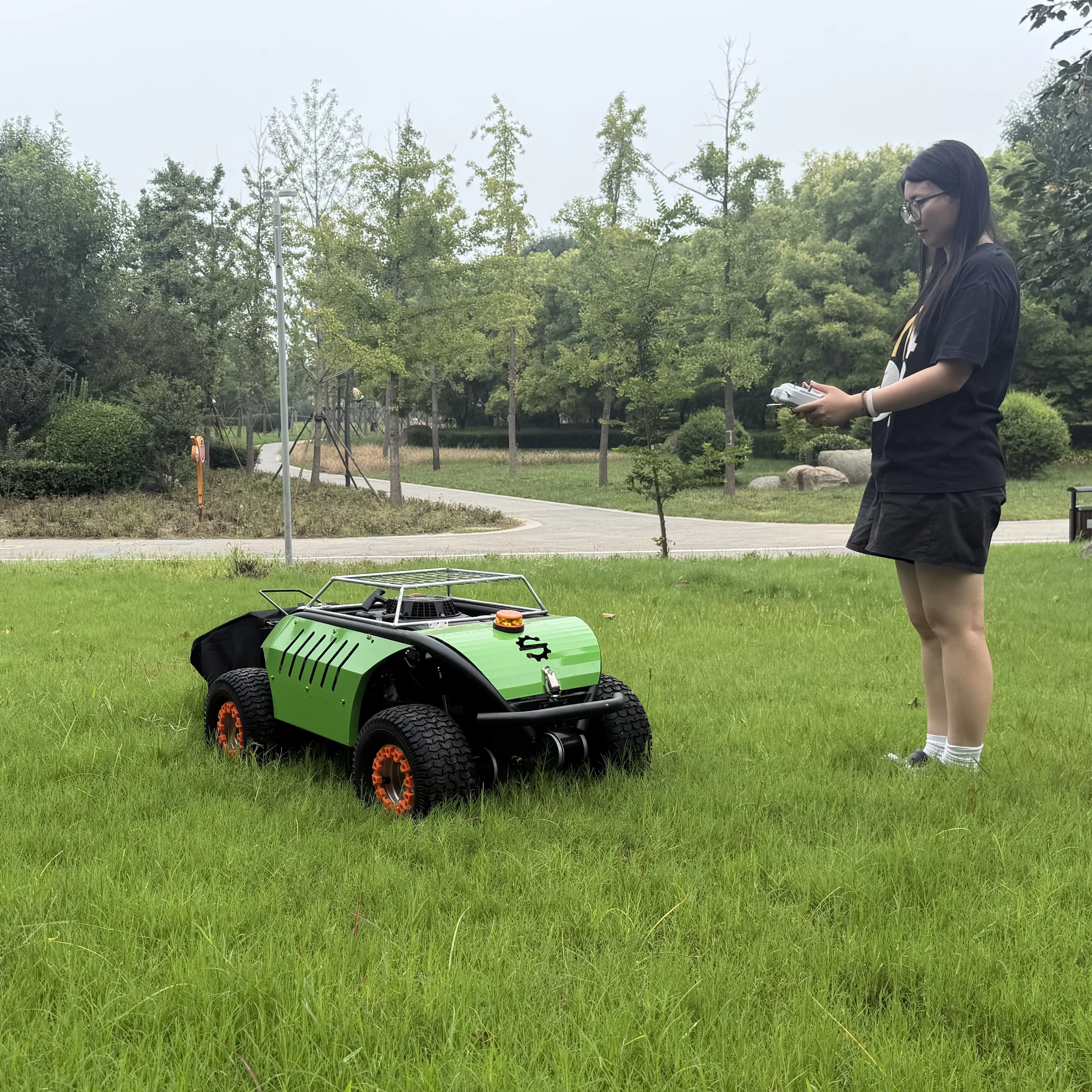 Customized High Volume Grass Box Lawn Care Tires Stable Gravity MS500W Wheeled Remote Lawn Mowing Robot For Community Villa Yard