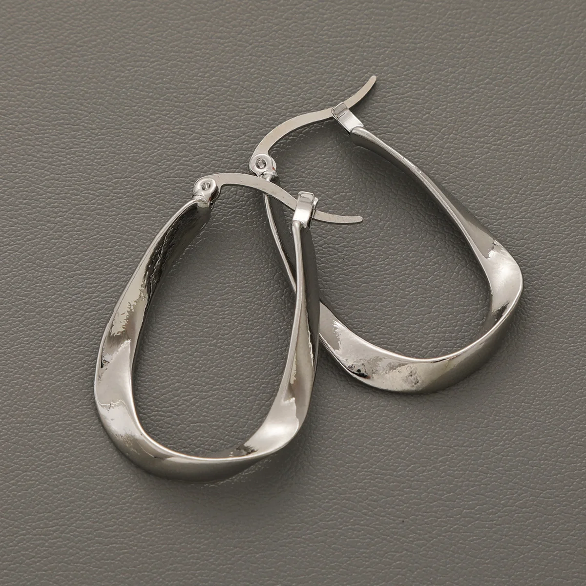 

New Smooth Metal Chunky Möbius Hoop Earrings for Women Girls Fashion Oval Circle Hoops Statement Earrings Punk Jewelry Gifts