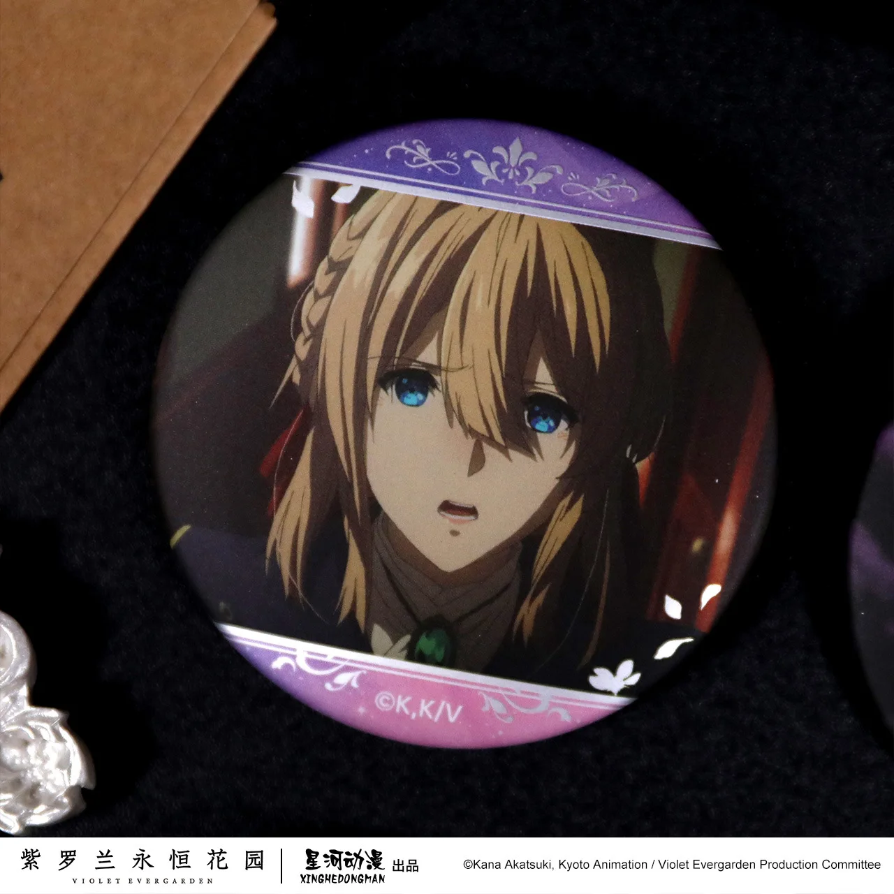 Violet Evergarden‌ Gilbert Claudia Erica Luculia China Official Authorization Scene Design Badge 10Pcs/Set