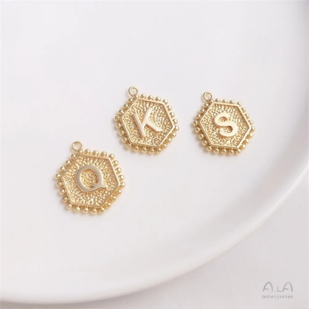 1 قطعة دلايات النحاس 14K الذهب اللون مسدس 26 رسائل الحب موضة Hangtag سوار ذاتي الصنع أقراط قلادة مجوهرات قلادة