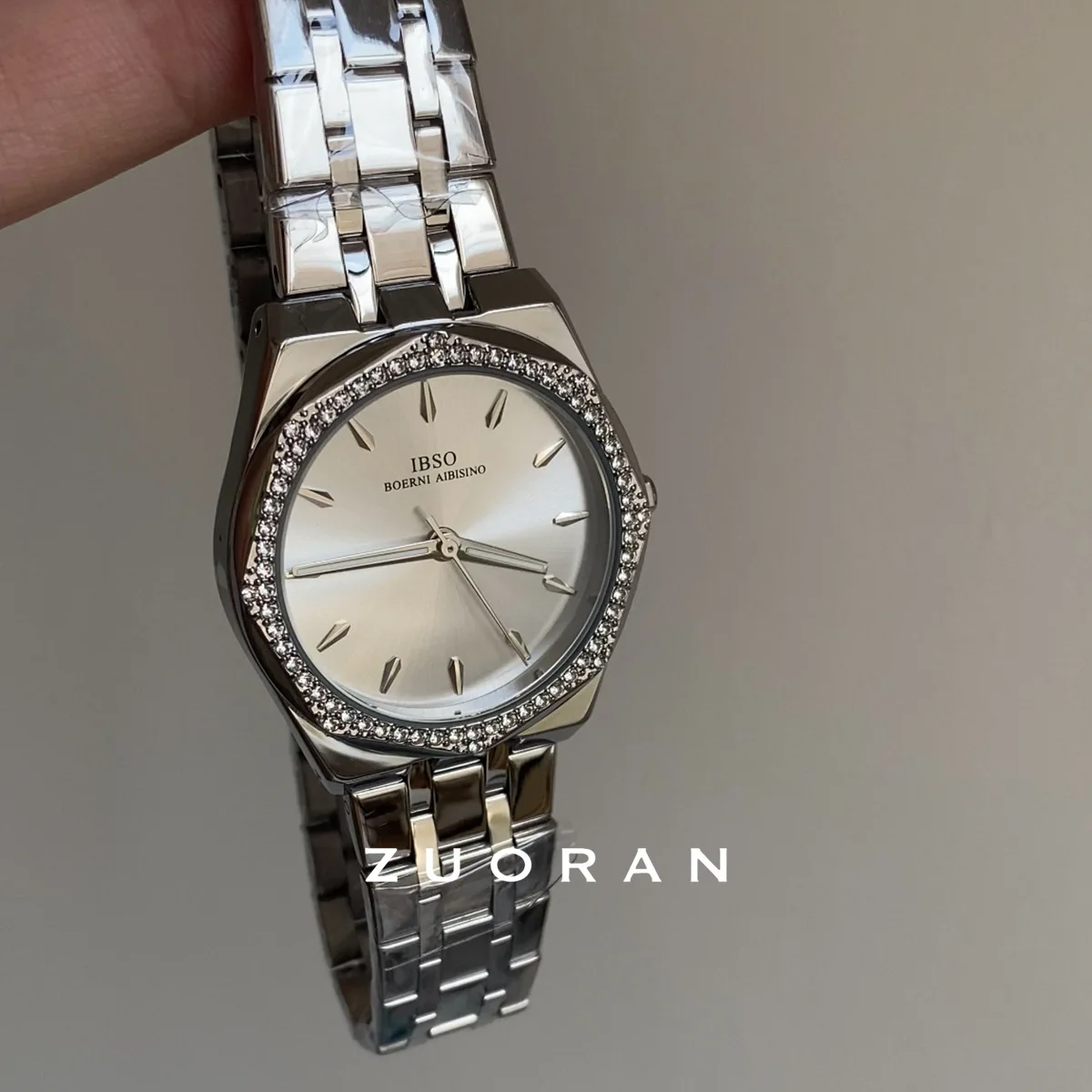 

Elegant women's wristwatchsilversophisticated and refined, a stylish and understated luxury timepiece, a perfect gift for women.