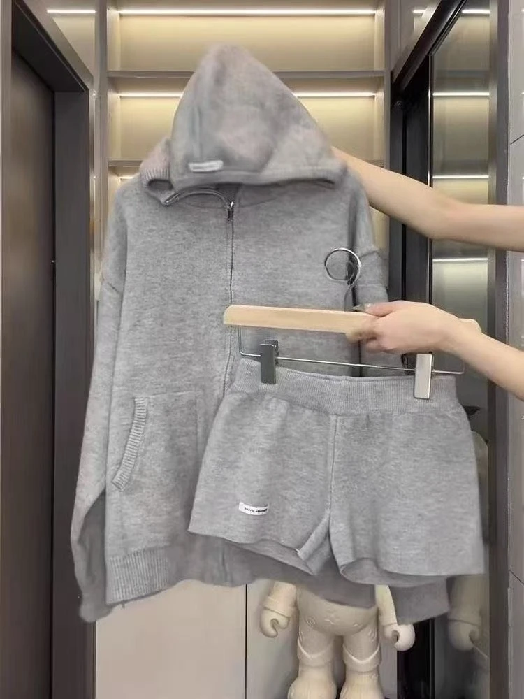 Giapponese 2025 Autunno Inverno Grigio Maglione lavorato a maglia Set a due pezzi Felpe casual Donna Y2k Pantaloncini vintage a vita alta Donna