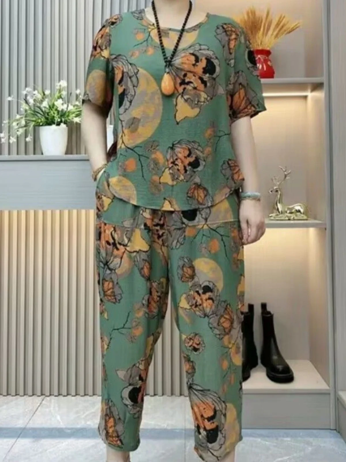 

Летний новый комплект из двух предметов для мам больших размеров: модный свободный крой, стройнящий силуэт, повседневный, с круглым вырезом, с цветочным принтом, тонкий.