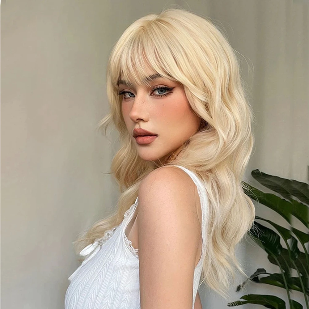 Light สีบลอนด์สีเหลืองวิกผมสังเคราะห์กับ Bangs Lolita คอสเพลย์กลางความยาว Curly Wave Wigs สำหรับสีขาวธรรมชาติความร้อนทน