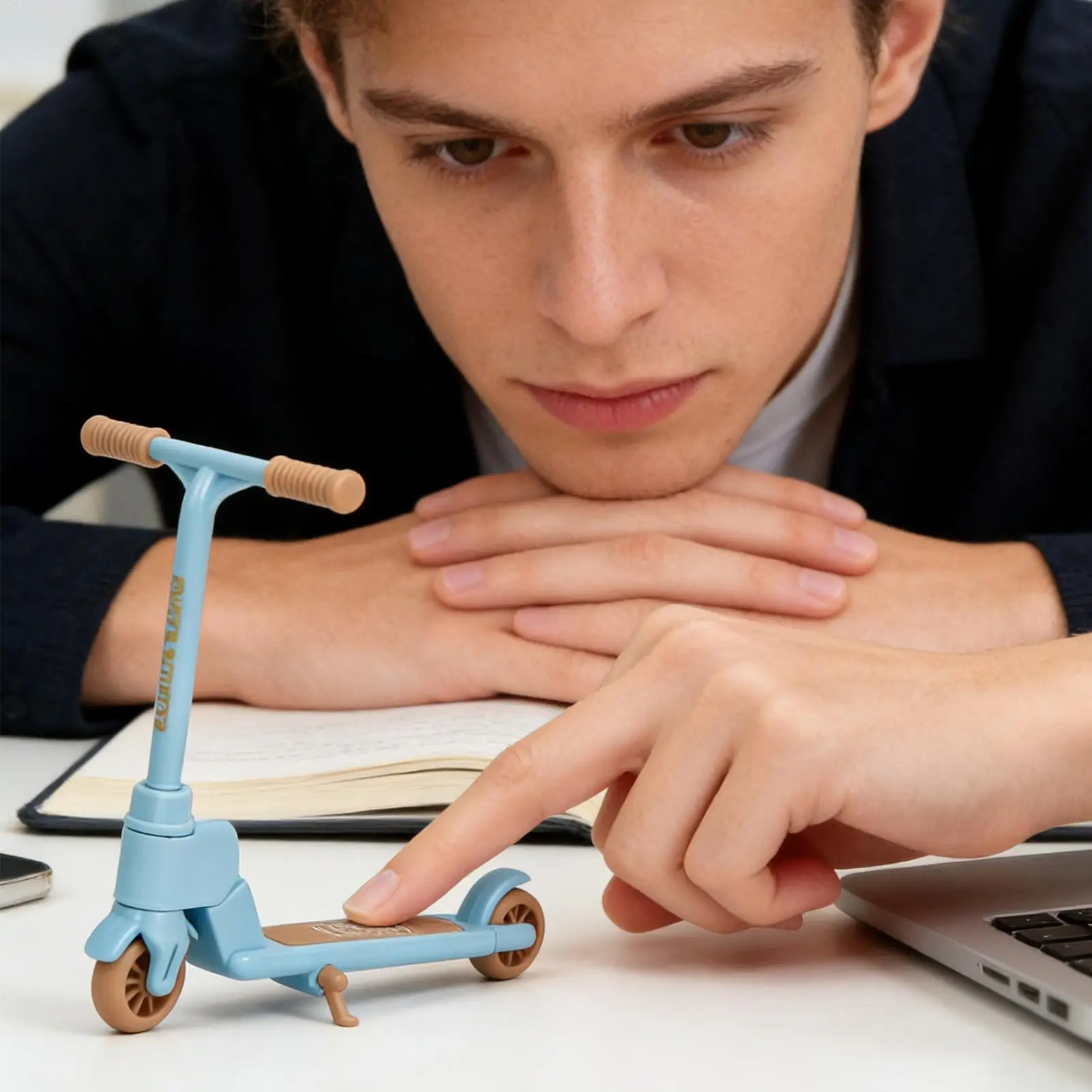 Mini Scooter de juguete plegable de dos ruedas, dispositivo con yema del dedo para niños, fiesta, hogar, escuela, viaje, entretenimiento