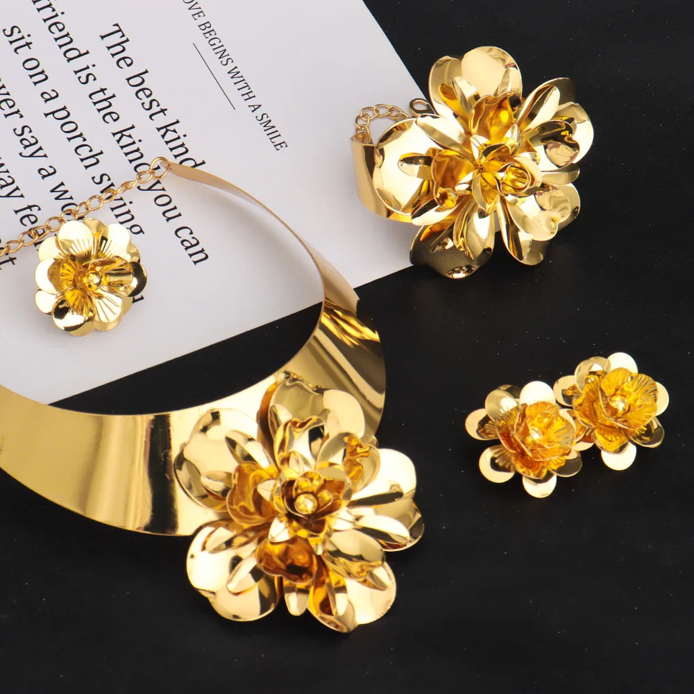 Großes 4-teiliges Schmuckset, Blumenmuster, luxuriöse Goldfarbe, Armreif, Ring, Halskette und Ohrringe für Damen, Hochzeitsaccessoires, Party – Detail 2