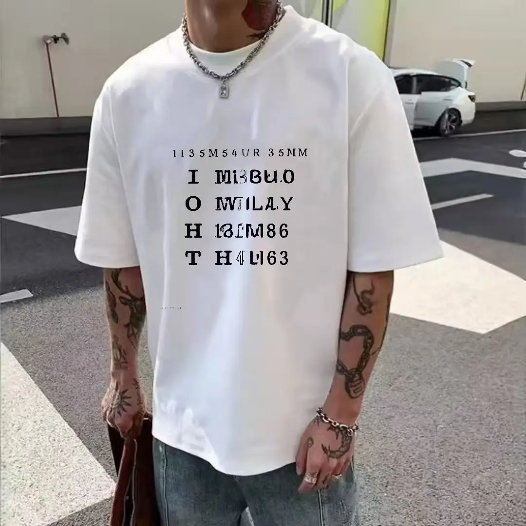 تي شيرت GILDAN أبيض برقبة دائرية وأكمام قصيرة مع نص عاكس أمامي أسود يشبه كابتشا وسلسلة مطبوعة، عادي