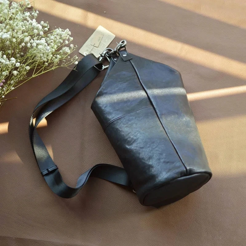 

AETOO Chest bag Men's leather single shoulder crossbody bag personality fashion cylinder bag retro men's first layer cowhide bac