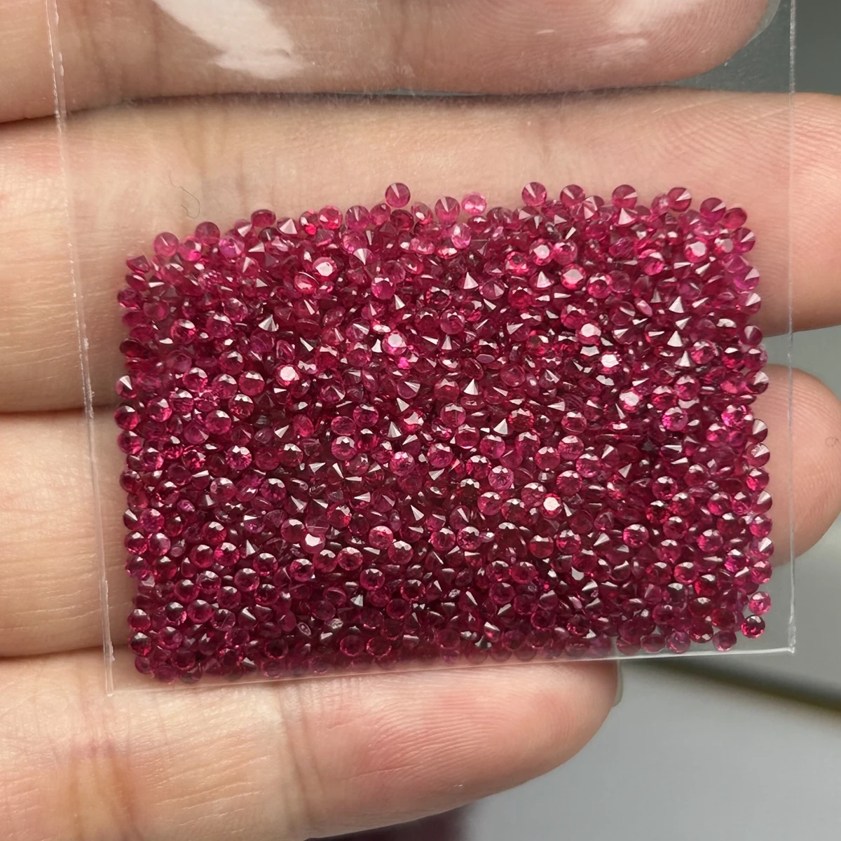 Mosangna جودة رائعة قطع مستديرة 0.8-3 مللي متر 100% طبيعي أحمر روبي أزرق ياقوت بيرس لكل قيراط