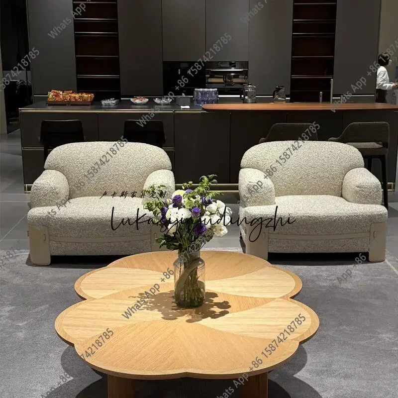 40 Das neue italienische minimalistische Sofa ist ein modernes, minimalistisches Designer-Lounge-Sofa.