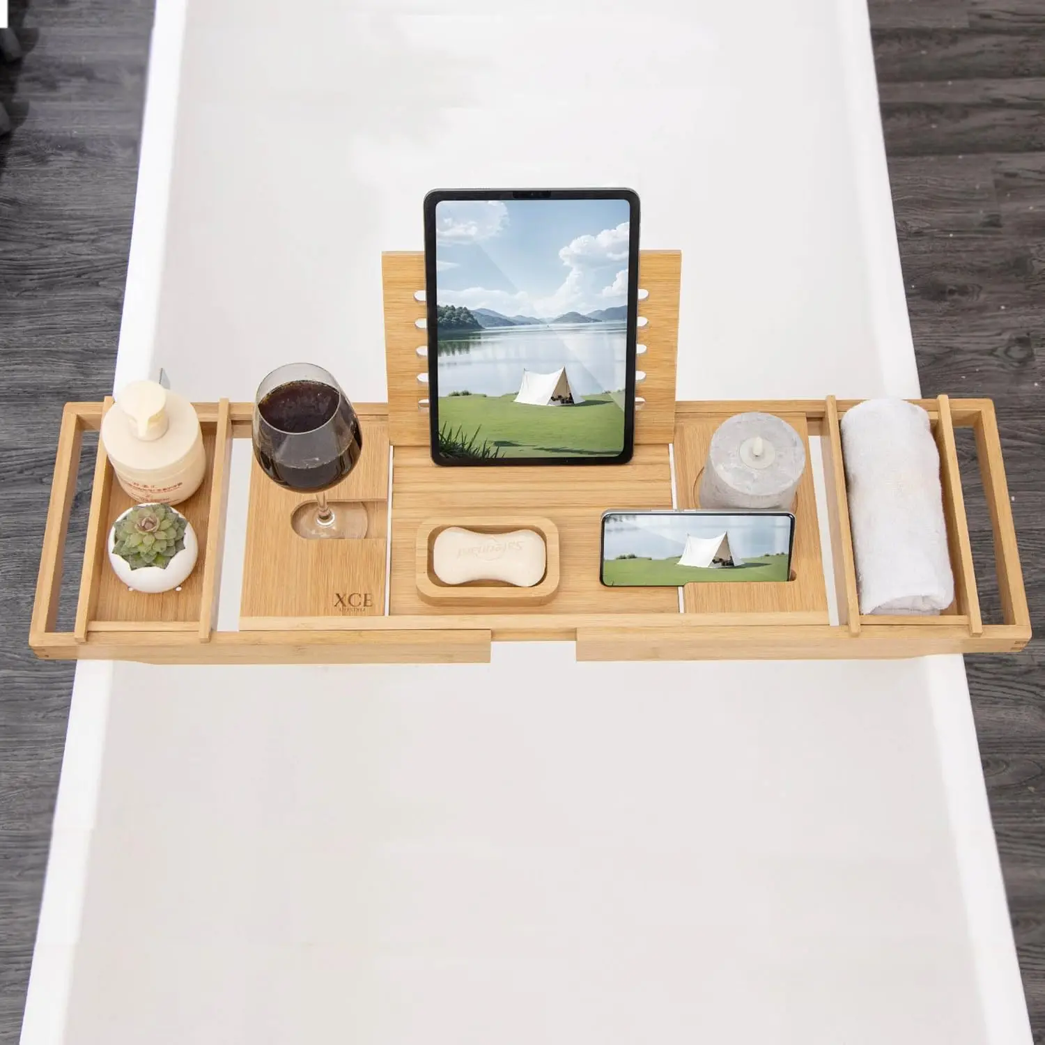 يمكن تمديد صينية علبة حوض الاستحمام حتى 105 سنتيمتر وتأتي مع رف كتب من الخيزران وصينية صابون طبيعية