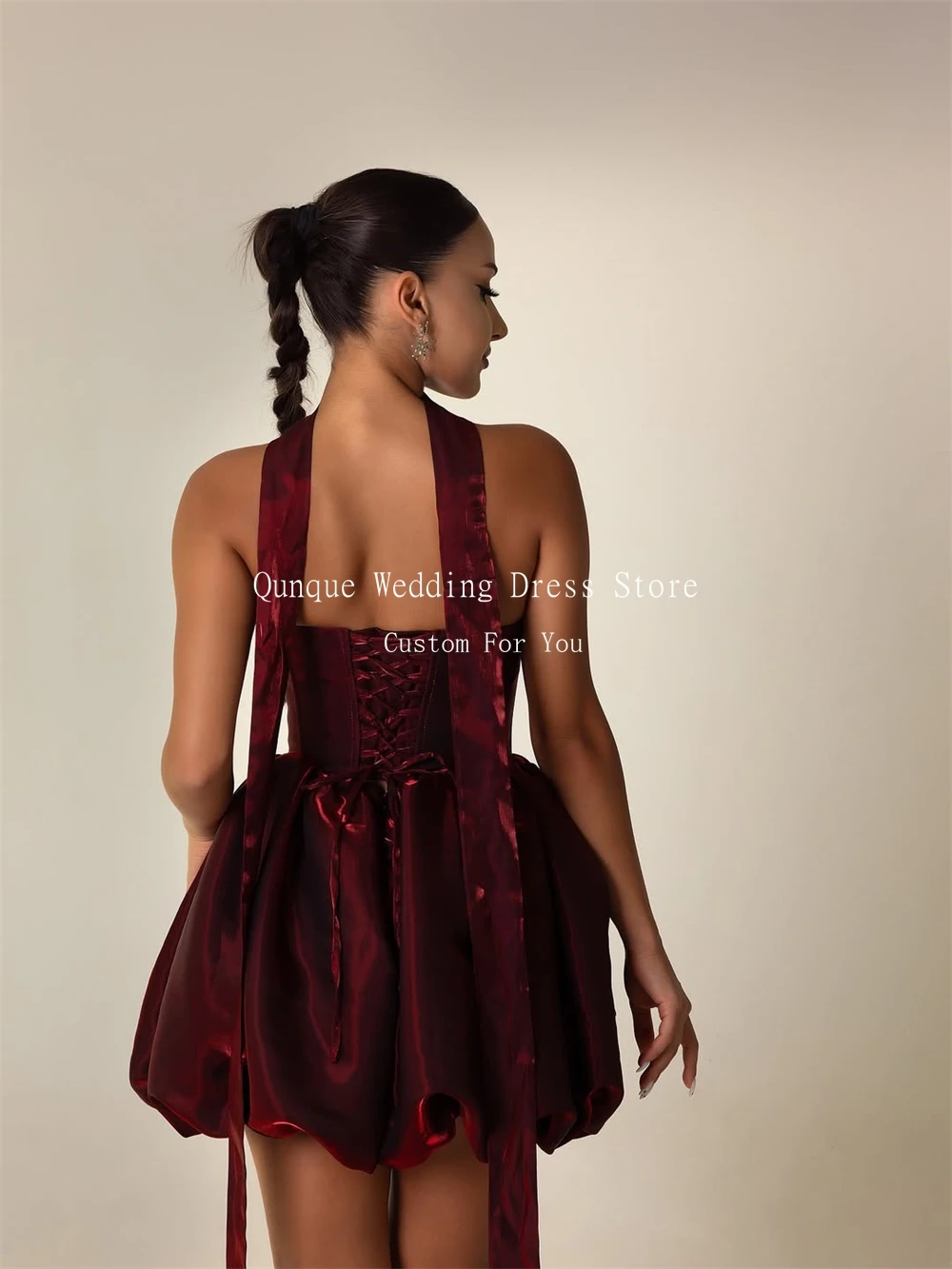 Qunque 섹시한 버건디 A라인 미니 프롬 드레스 반짝이는 새틴 민소매 이브닝 드레스 레이스업 백 로브 드 칵테일 맞춤형
