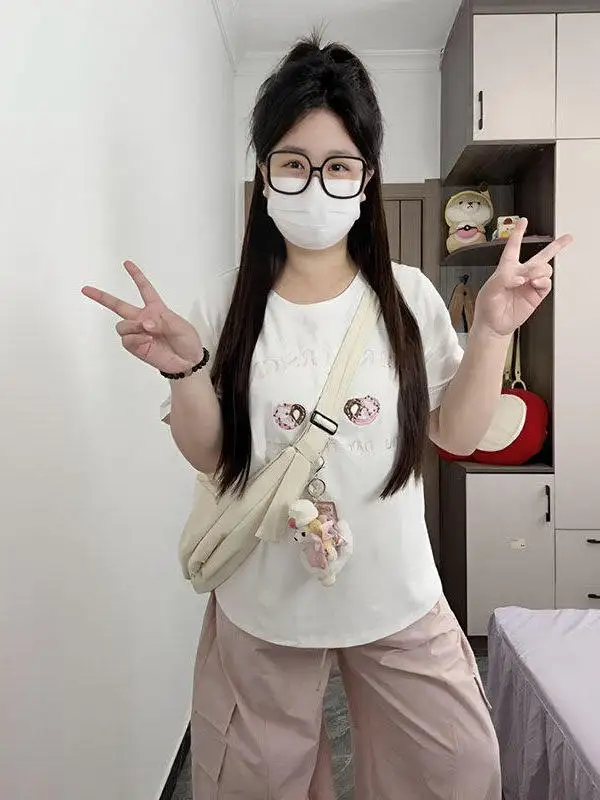 

Летняя женская футболка больших размеров, повседневная, универсальная, с круглым вырезом, вышивкой, коротким рукавом, свободного кроя, скрывающая недостатки фигуры, с эффектом похудения.