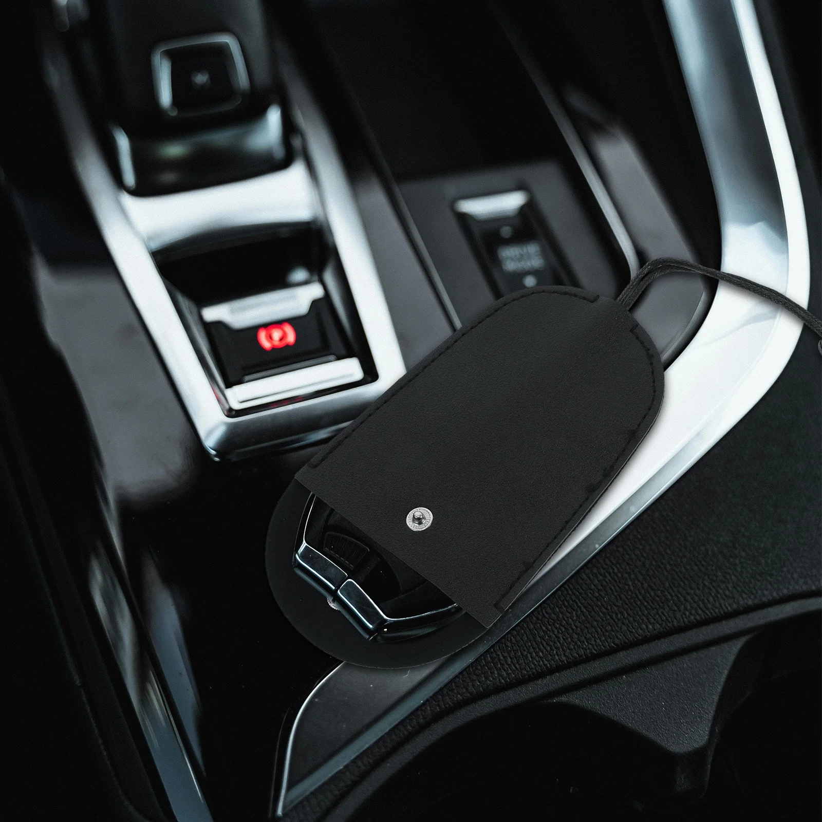 

Compact PU Car Key Bag Snap Button Closure Portable Key Case Protective Cover Pull Out Sleeve Car Keys Holder