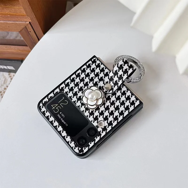 Debutante Black And White Camellia Thousand Bird Lattice Phone Case For Samsung For Galaxy Z Flip 3 4 5 6 Luxury For Girl