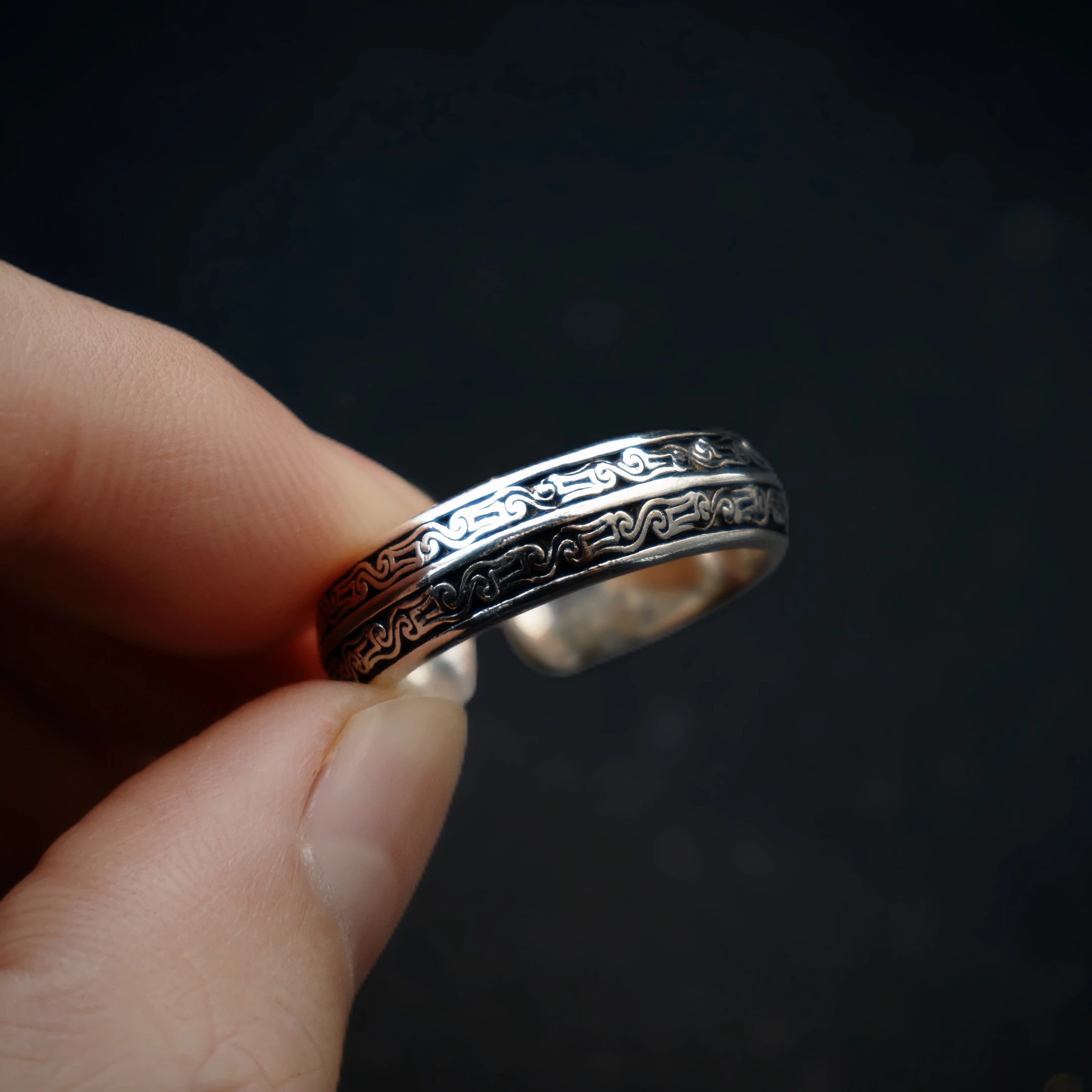 Retro-Zoomorphales Spiralmotiv Verstellbarer Offener Ring für Männer, Versilbertes Messing, Gotischer Edgy-Schmuck, Historisches Accessoire, Geschenk – Detail 3