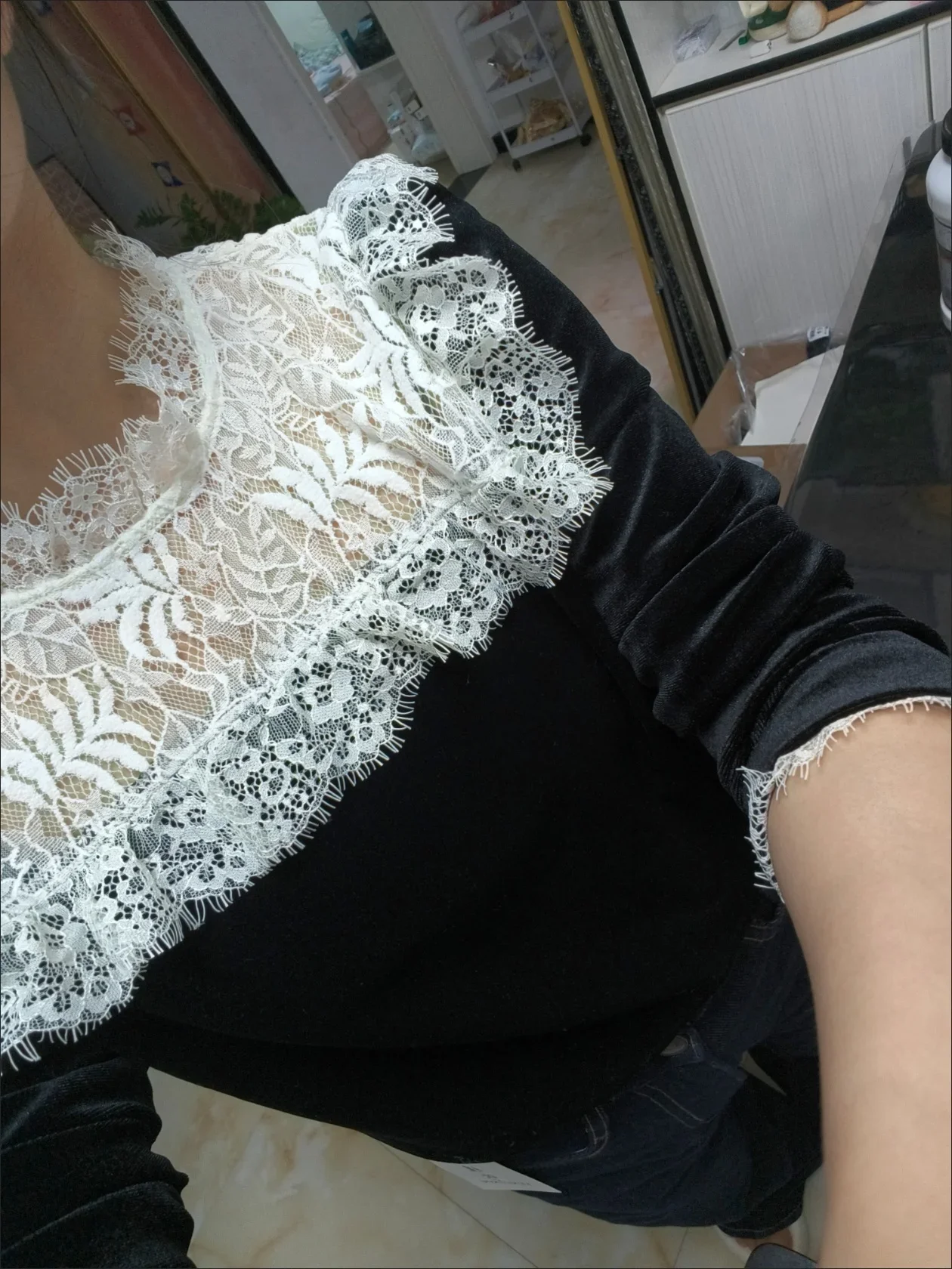 Retro fashion gold velvet stitching lace shirt women\'s autumn new beautiful and unique temperament casual foreign-style top