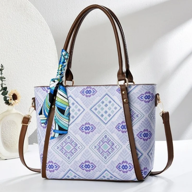

High End Vintage Inspired Tote Bag For Ladies Made From Leather With An Elegant And Trendy Finish