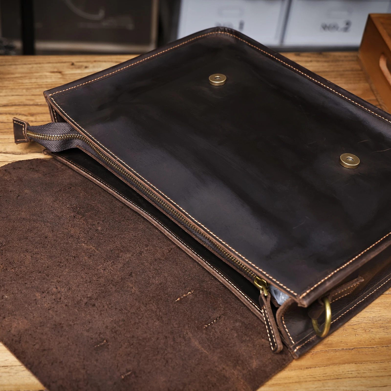 Vintage handgefertigte Aktentasche aus Crazy-Horse-Leder für Herren, echte Leder-Umhängetasche, Dual-Use-Laptop-Rucksack – Detail 13