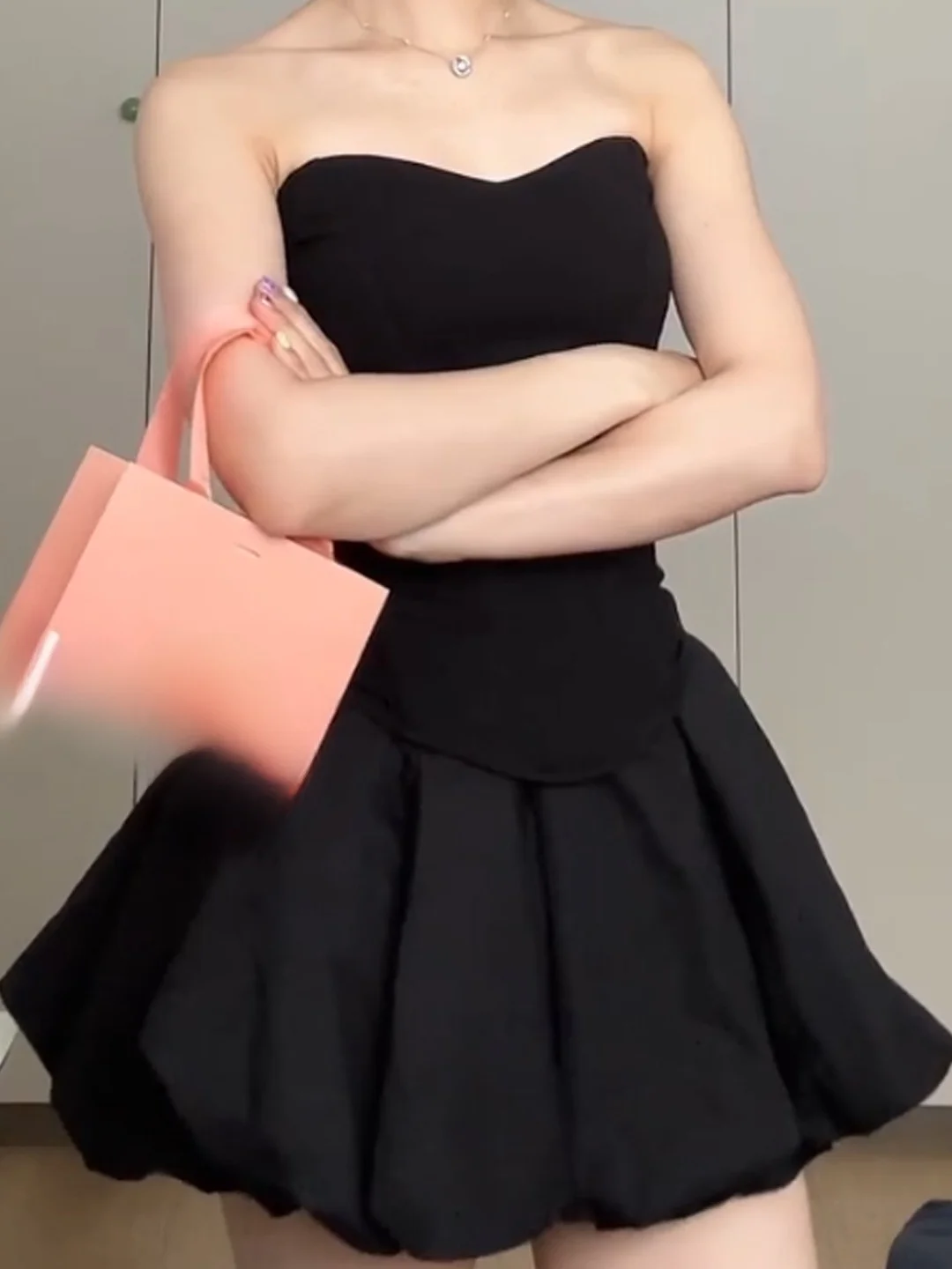 

Ретро-комплект из двух предметов: сексуальный топ-бюстье с корсетными вставками и пышная юбка с высокой талией в стиле Хепберн. Летний модный женский комплект для стройности.