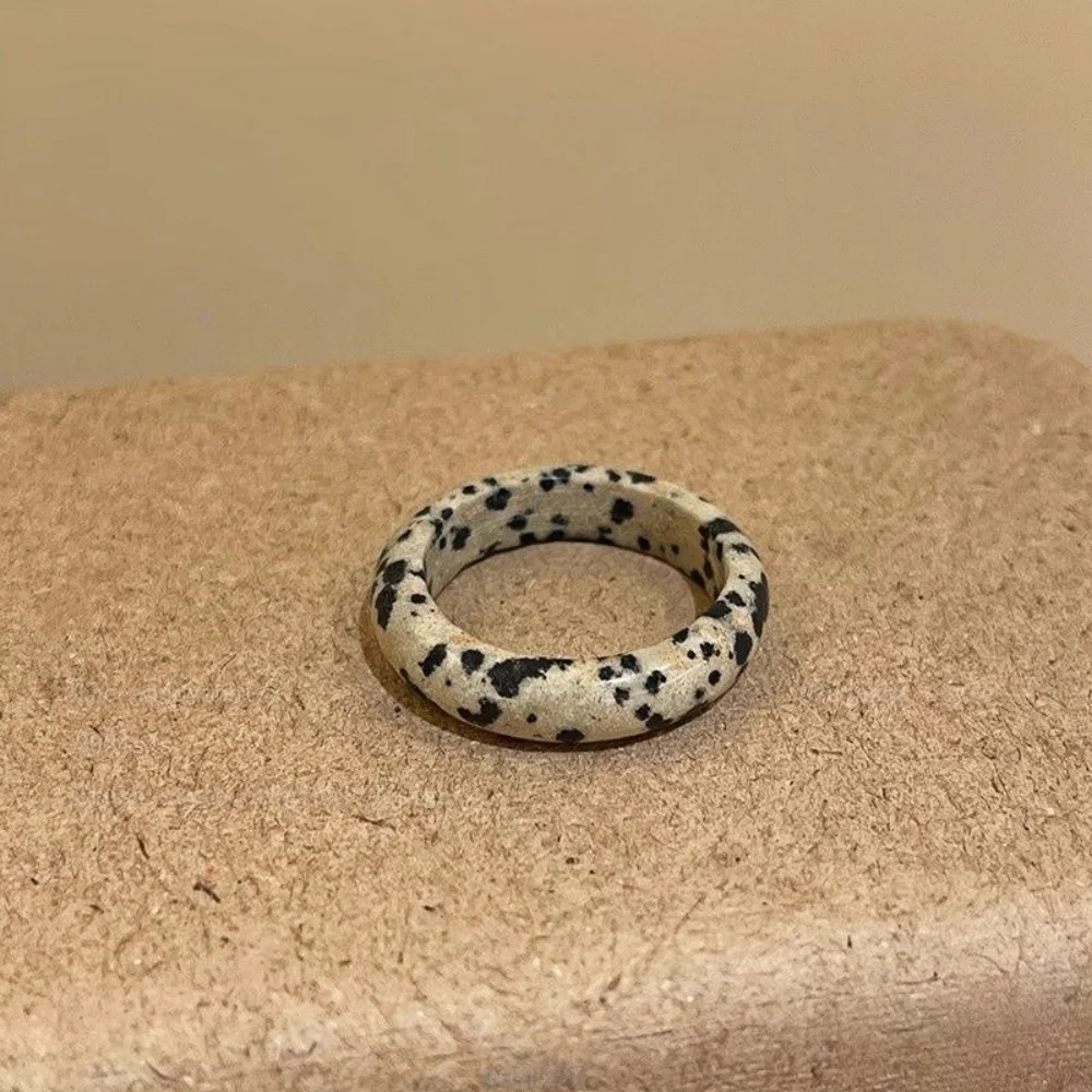 Retro-Ring mit braunen Flecken, Imitation von Naturstein, schlichtes Design, Einheitsgröße, für Damen, modischer Schmuck für Partys, trendiges Accessoire. – Detail 5