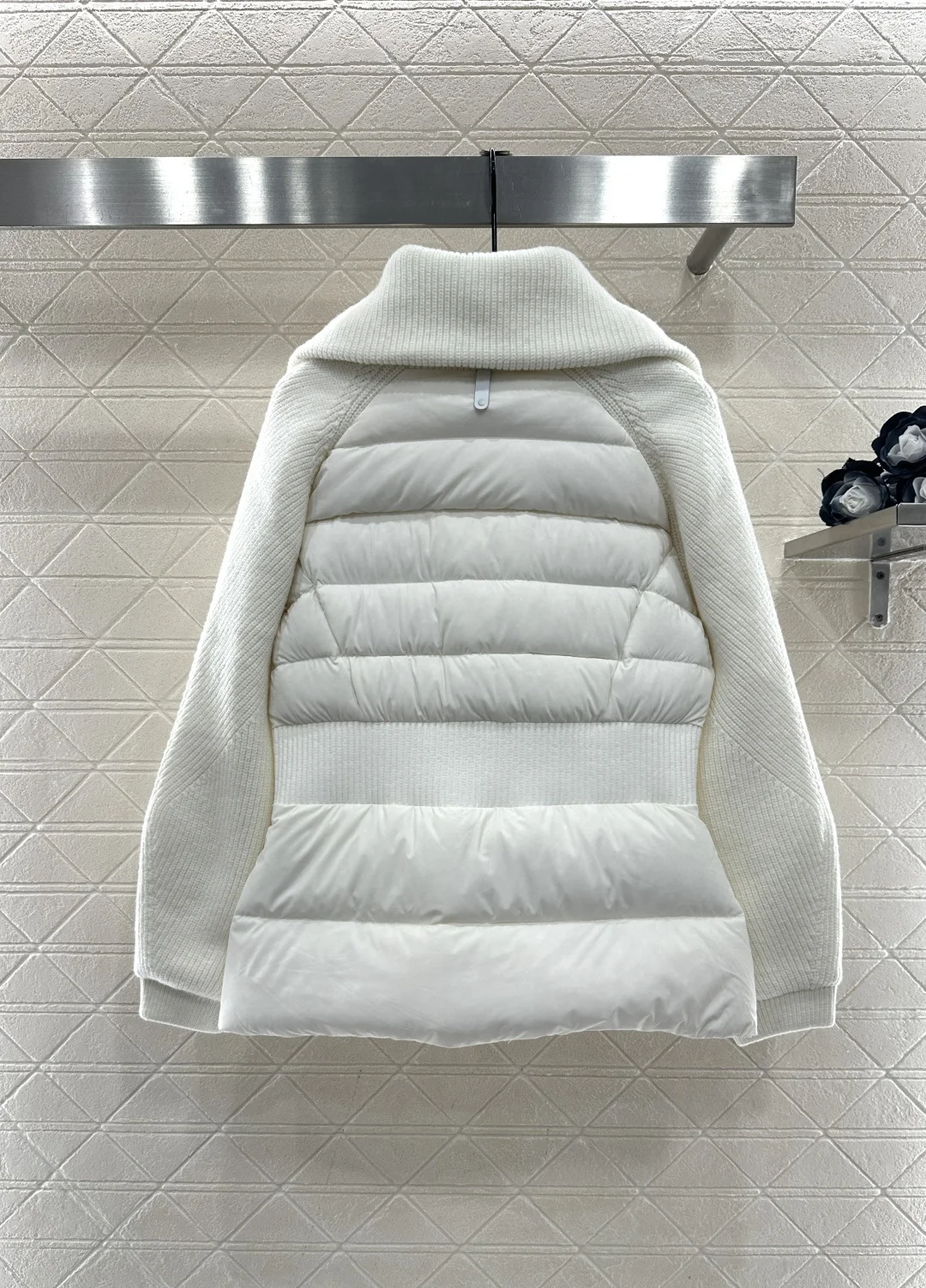 

Winter New Fashion Women's Nylon Material Spliced Sleeves, Waist up Collar, White Goose Down Jacket