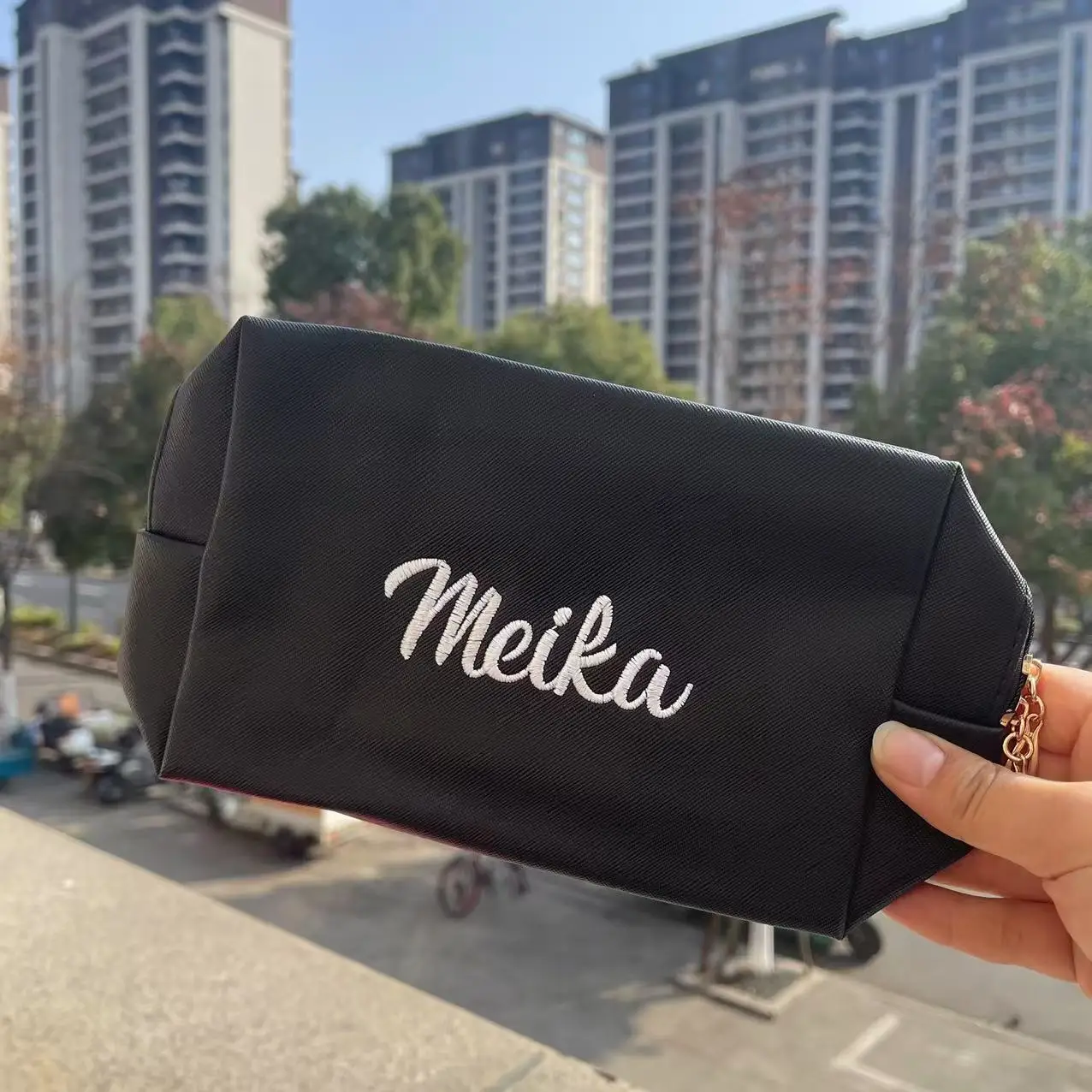 

Fashion Travel Portable Custom Name Cosmetic Bag Large Capacity PU Leather Embroidery Initials Daily Make Up Bag Storage Case