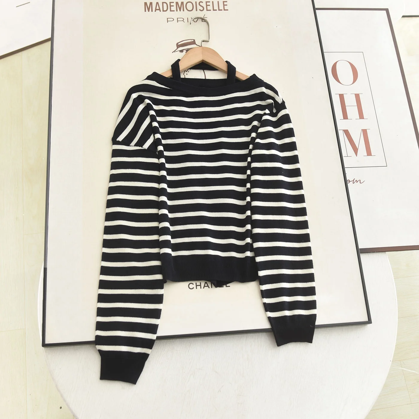 

Женский вязаный комплект Aiyu Весна 2026: топ-жилет в полоску и повседневный лонгслив с оригинальным дизайном