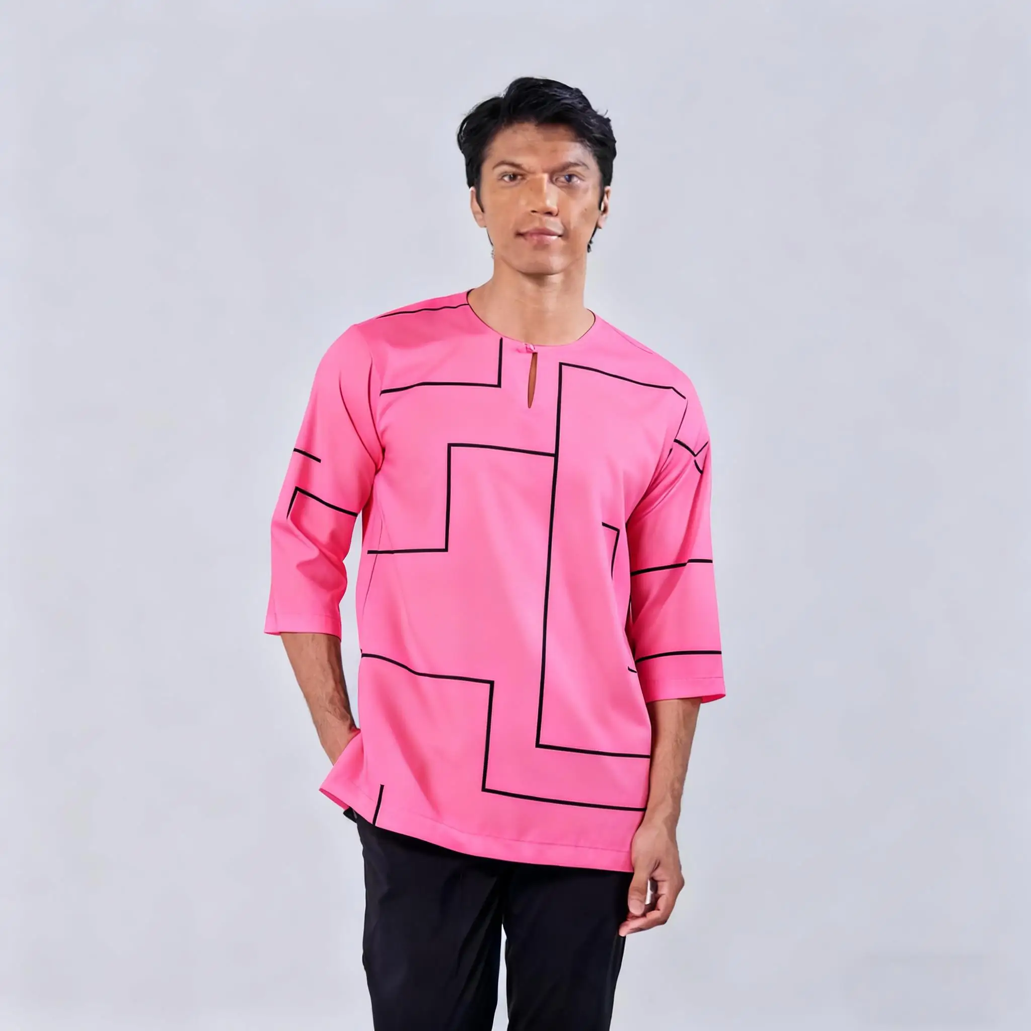 الرجال قميص مسلم بسيط تي شيرت غير رسمي نمط الطباعة العرقية قميص قصير الأكمام الوقوف طوق البرق رقيقة الملابس الإسلامية رجل