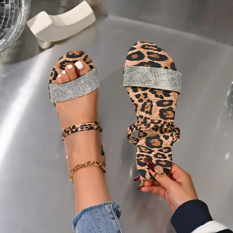 Sepatu Wanita 2025 Sandal Wanita Ujung Bulat Sandal Kasual Sepatu Macan Tutul Kristal Fashion Wanita Sandal Wanita Datar Luar Ruangan