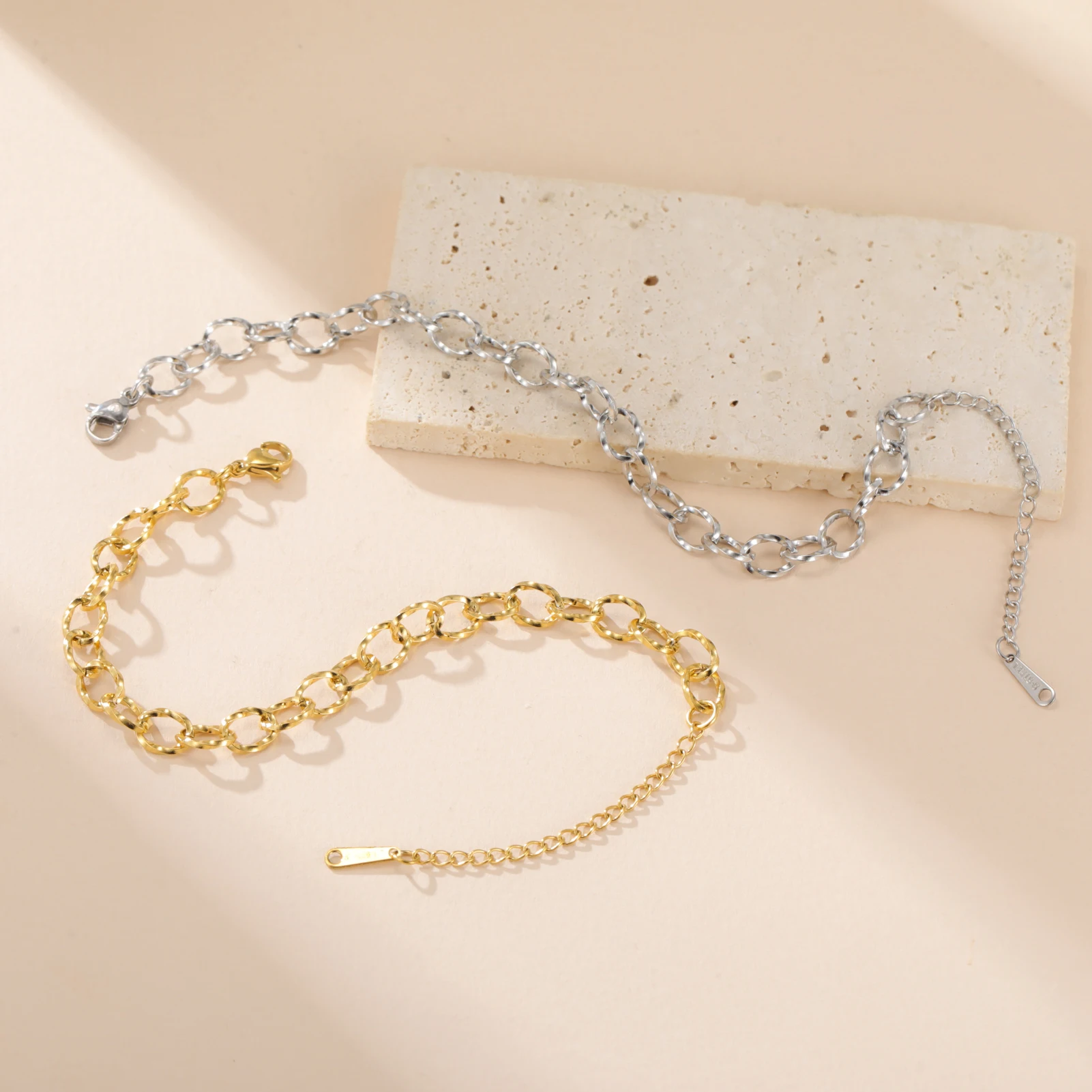1 Stück Edelstahl Goldfarben Gedrehte Gliederkette Damen-Armbänder Schmuck Minimalistisches Geschenk Mode Großhandel