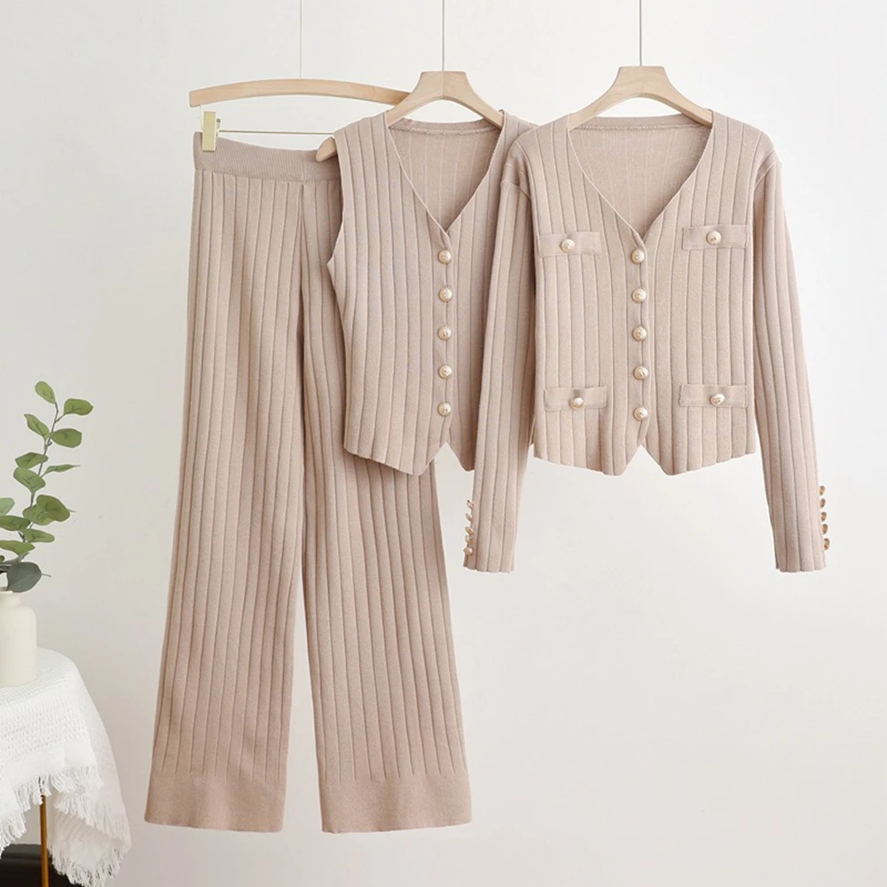 

Шикарный трикотажный комплект из 3 предметов бежевого цвета: блейзер в рубчик + жилет + брюки с широкими штанинами, детали с жемчужными пуговицами. Легкая элегантность для офиса и свиданий.