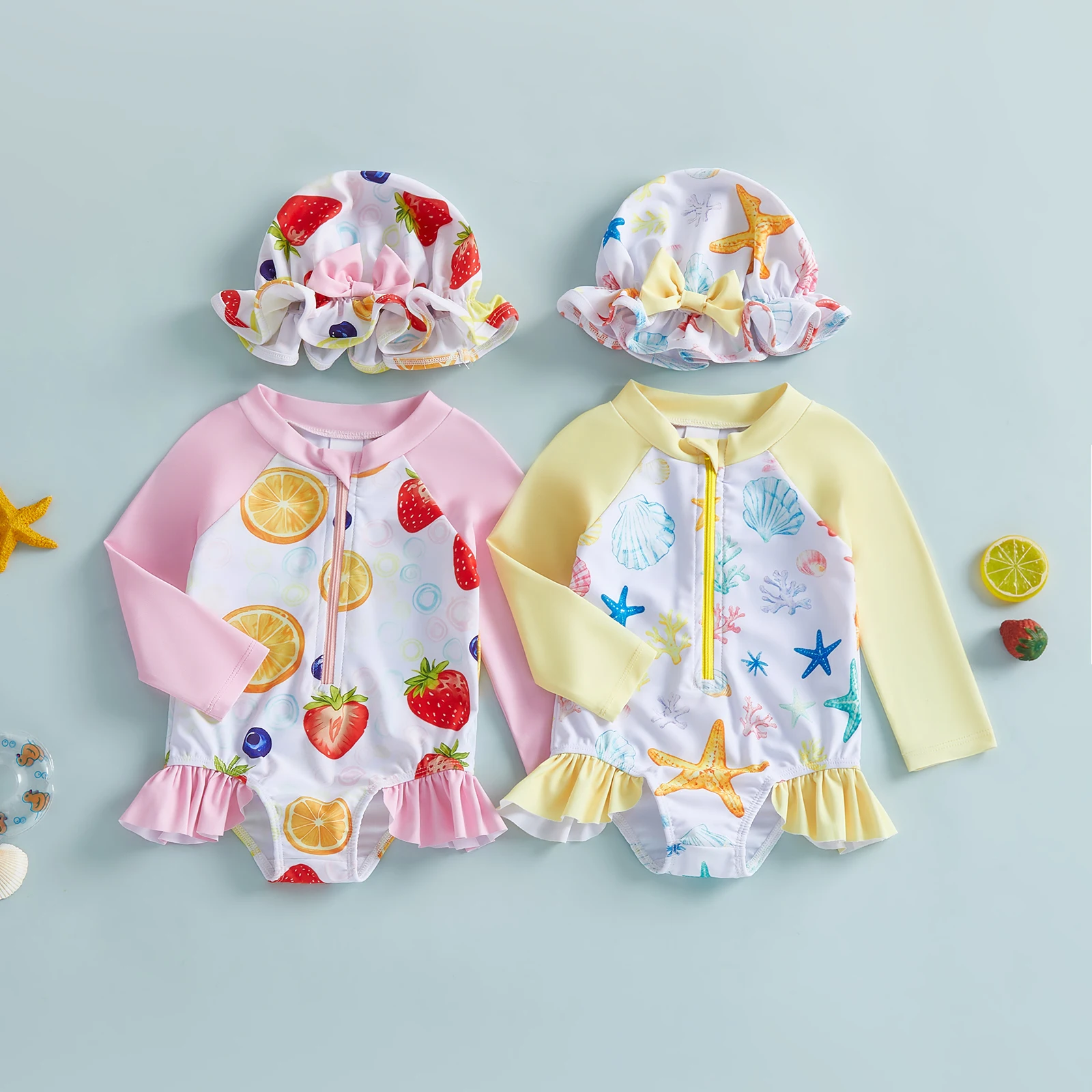 

Купальный костюм для маленьких девочек, комплект из 2 предметов: купальник с длинными рукавами и защитой от солнца, с принтом в виде ракушек, морских звезд и фруктов, и солнцезащитная шапочка.