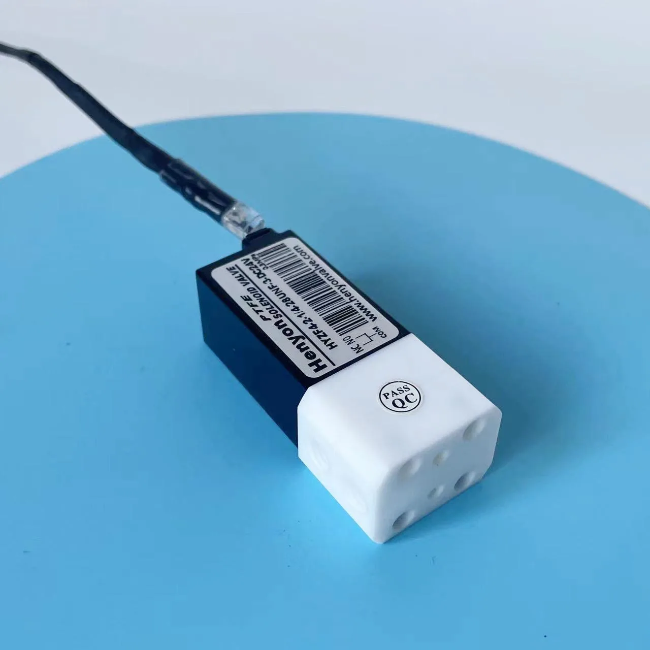 HYZF4-2-28UNF-3 Micro Control Valve Laboratory Analytical Instrument Three way Electromagnetic Valve