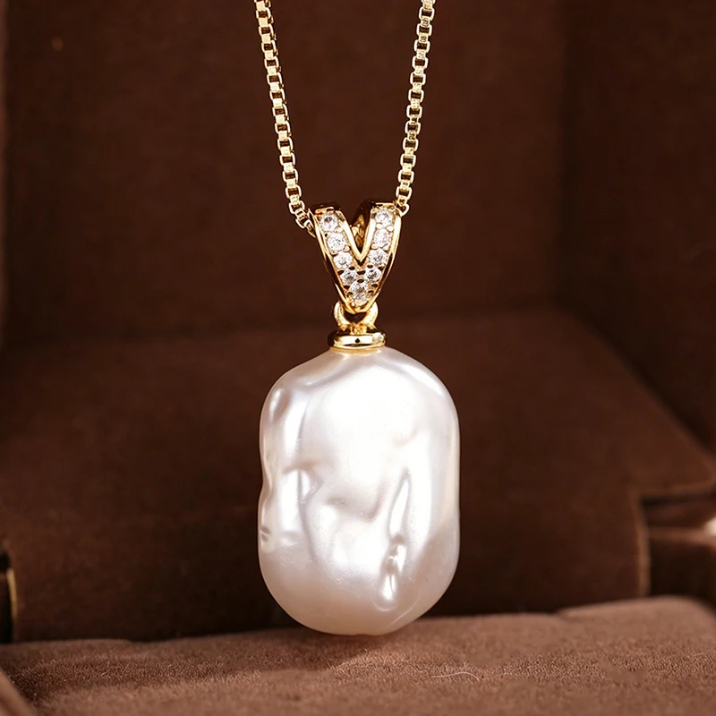 Huitan Halskette mit unregelmäßig geformtem Imitationsperlen-Anhänger für Damen, neue trendige goldfarbene Halskette mit simulierten Perlen, Hochzeitsschmuck