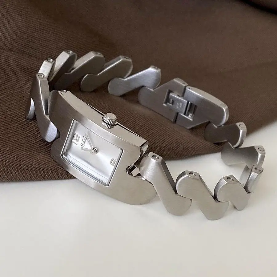 New Vintage Metal Wave-Pattern Watch, A Luxurious And Stylish Chain Watch For Women, An Exquisite Ladies' Wristwatch.
