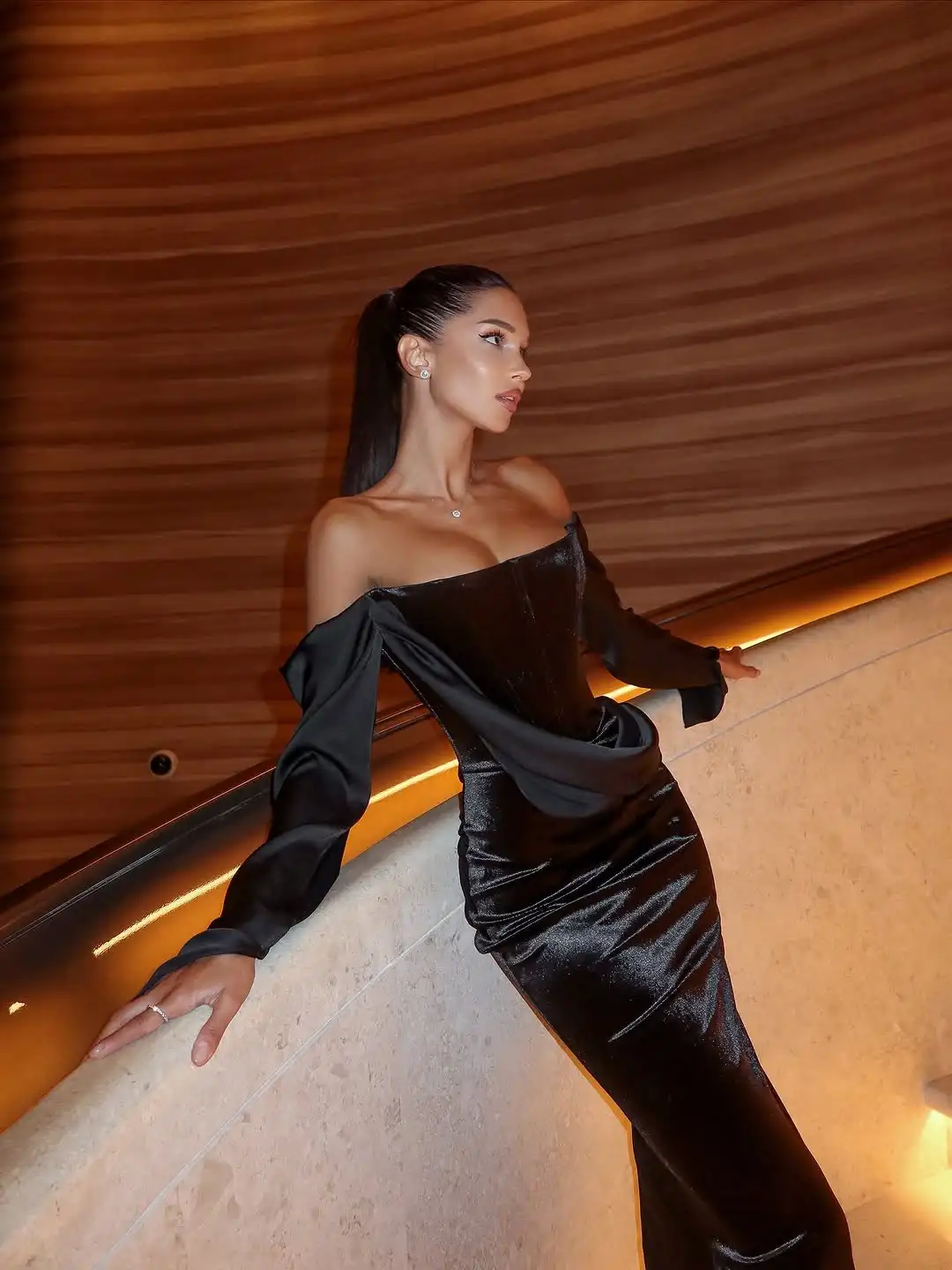 فستان أسود مخملي مرقع للنساء موضة أنيقة بدون أكتاف وأكمام طويلة فساتين طويلة ضيقة 2025 فساتين حفلات مسائية للسيدات