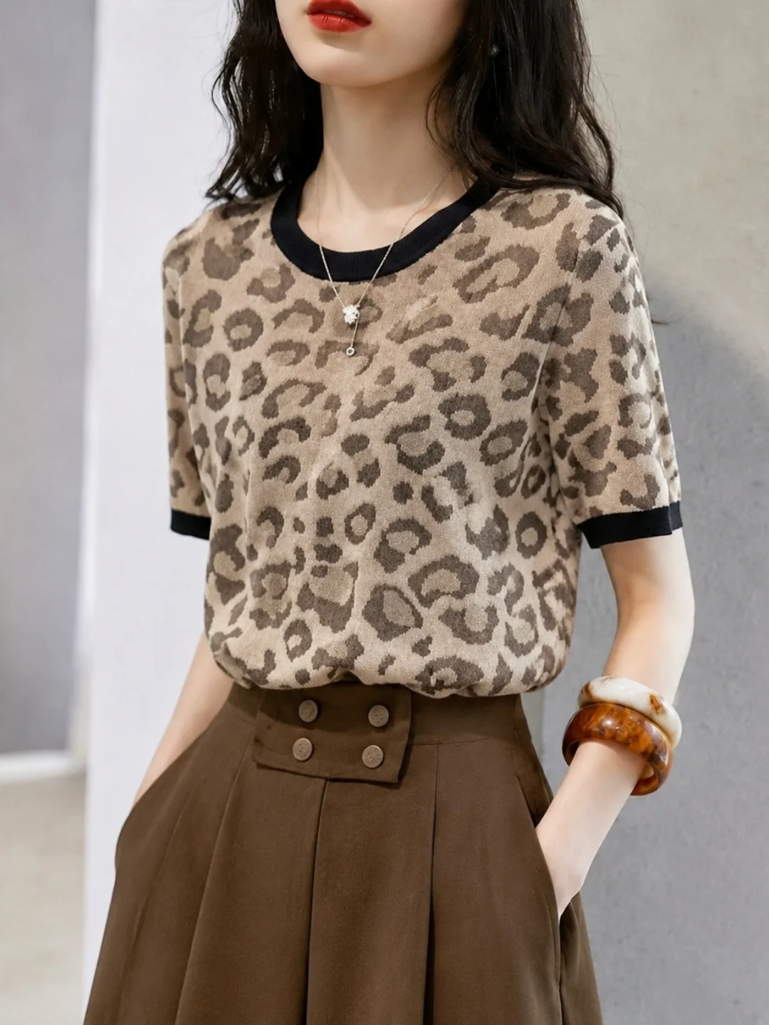 Retro Leopard Print Color Block Ice Silk Knitted Short Sleeve round Neck Top Design Sensation Korean Style Summer Fashion Wom...