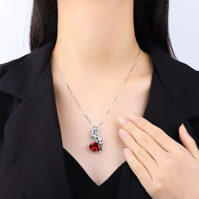 Fashion domineering high-end full diamond leopard green gemstone pendant shining red blue handsome necklace banquet jewelry gift