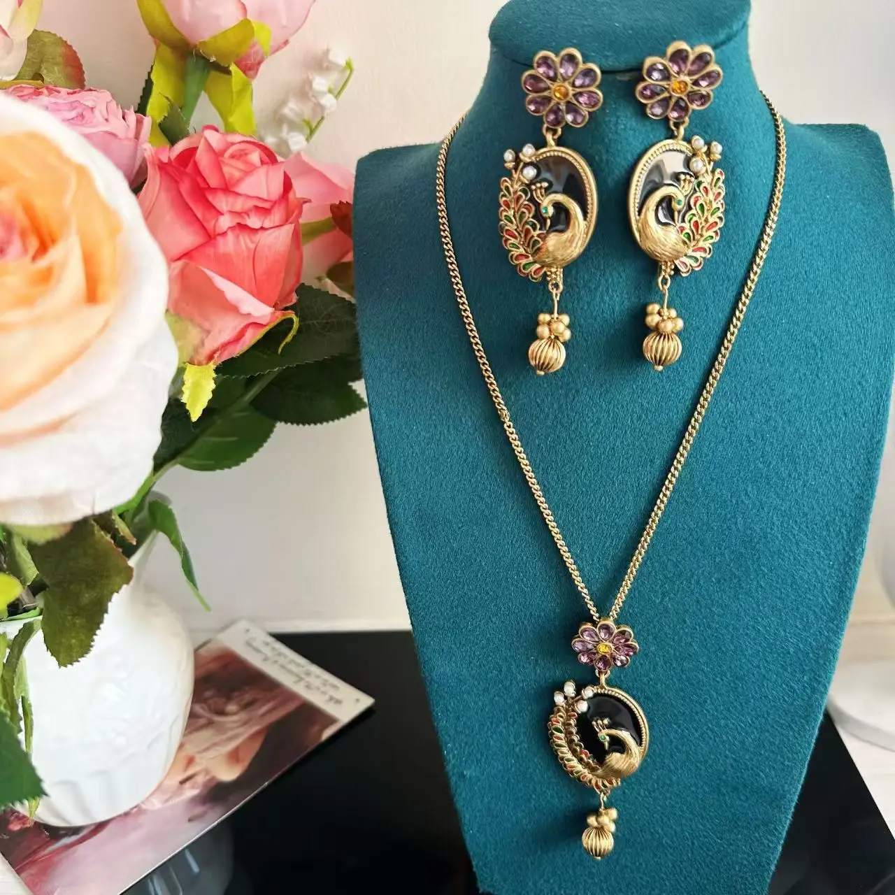 

Vintage Handmade Enamel Zircon Peacock Relief Sculpture Pendant Necklace Earring Two-Piece Set Woman Jewelry Set High-Quality
